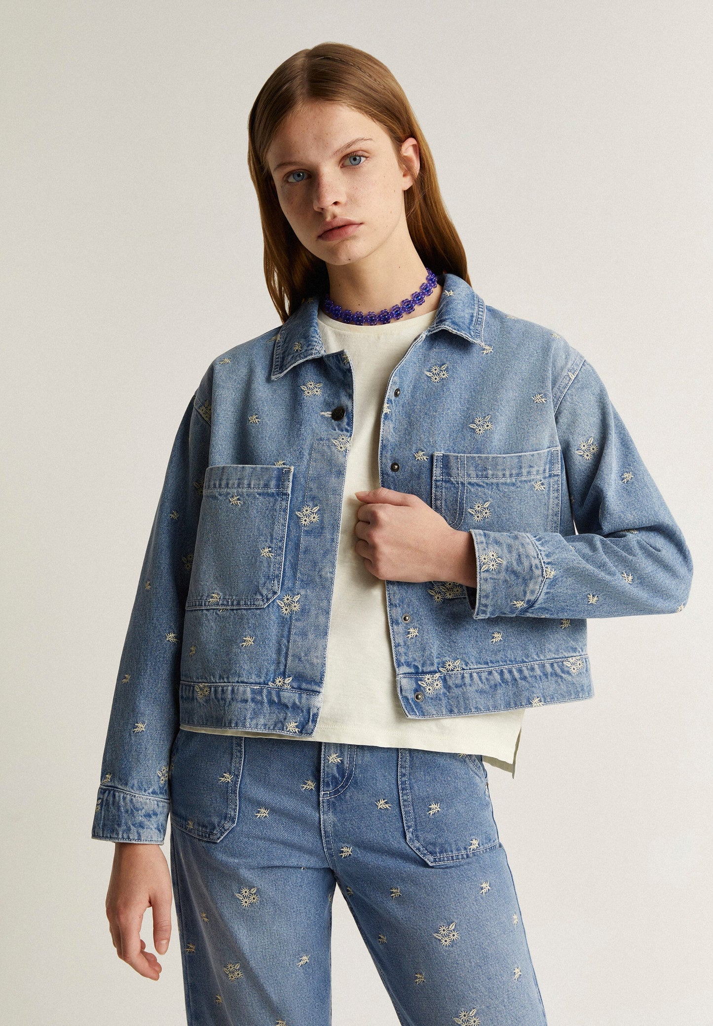 CASACO EM DENIM COM PORMENORES BORDADOS