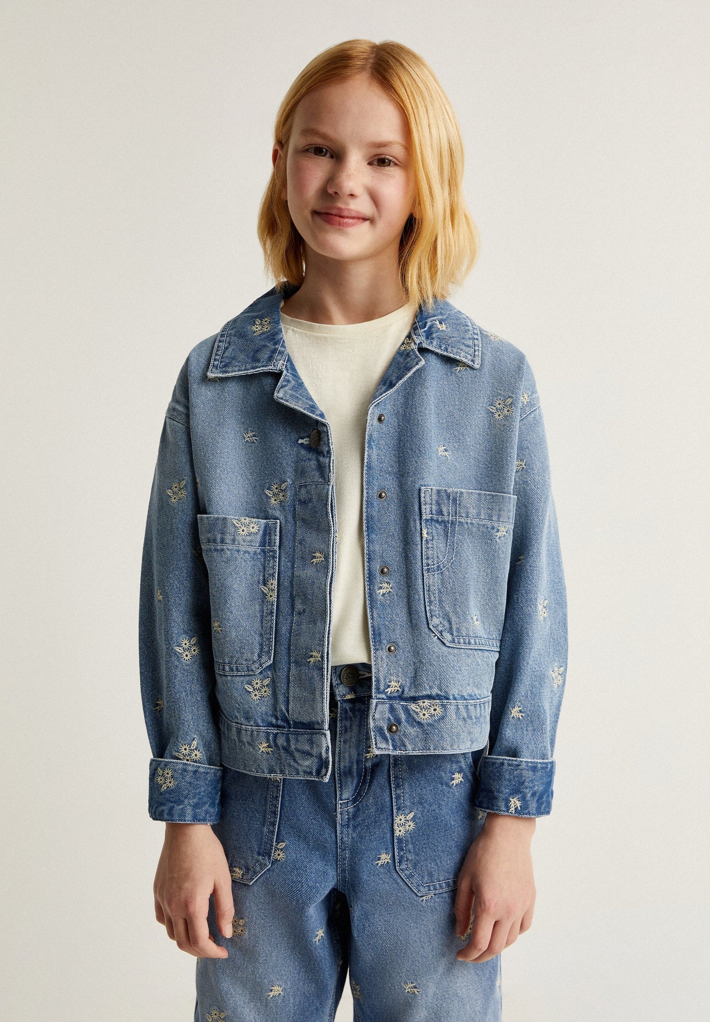 CASACO EM DENIM COM PORMENORES BORDADOS