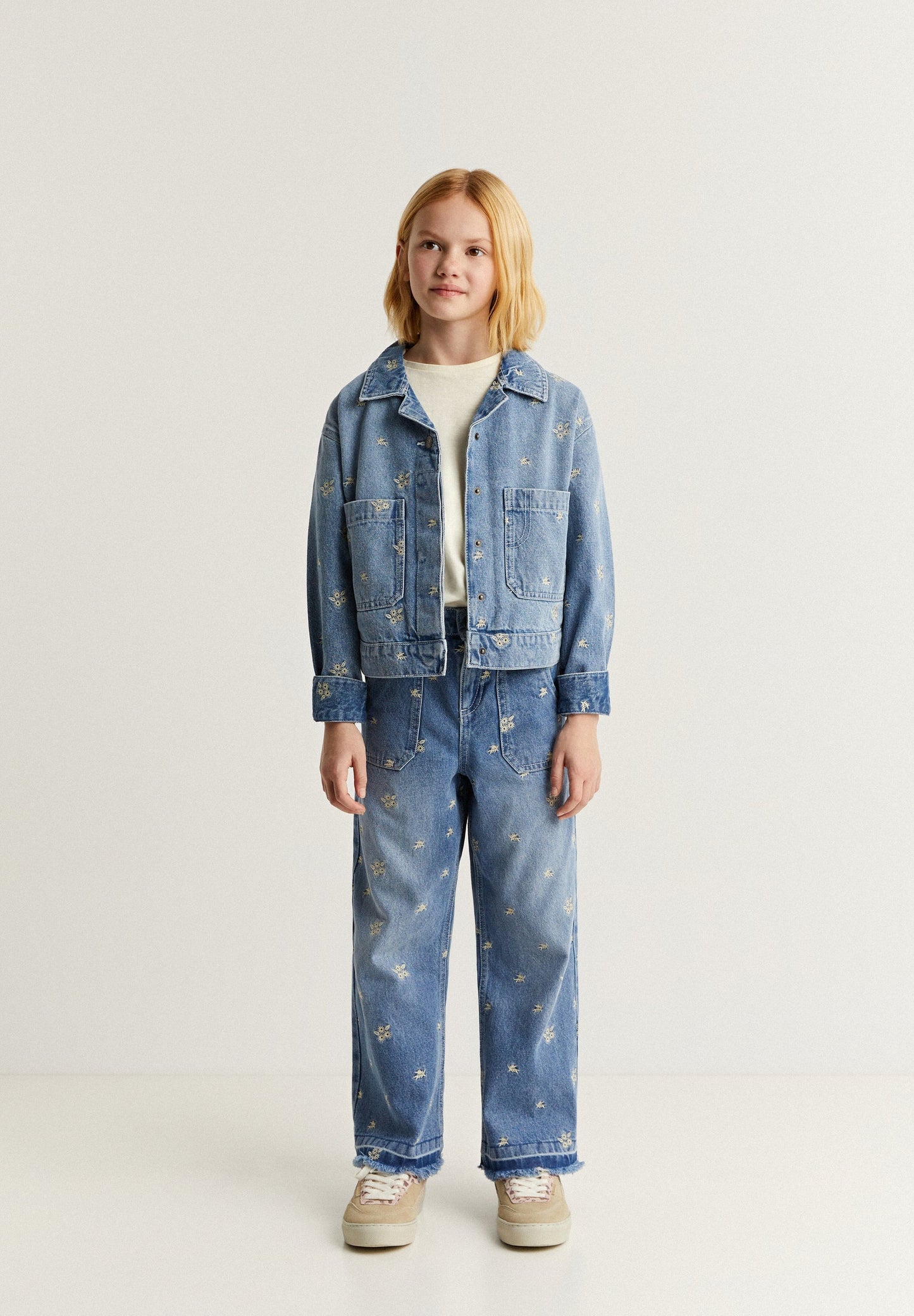 CASACO EM DENIM COM PORMENORES BORDADOS