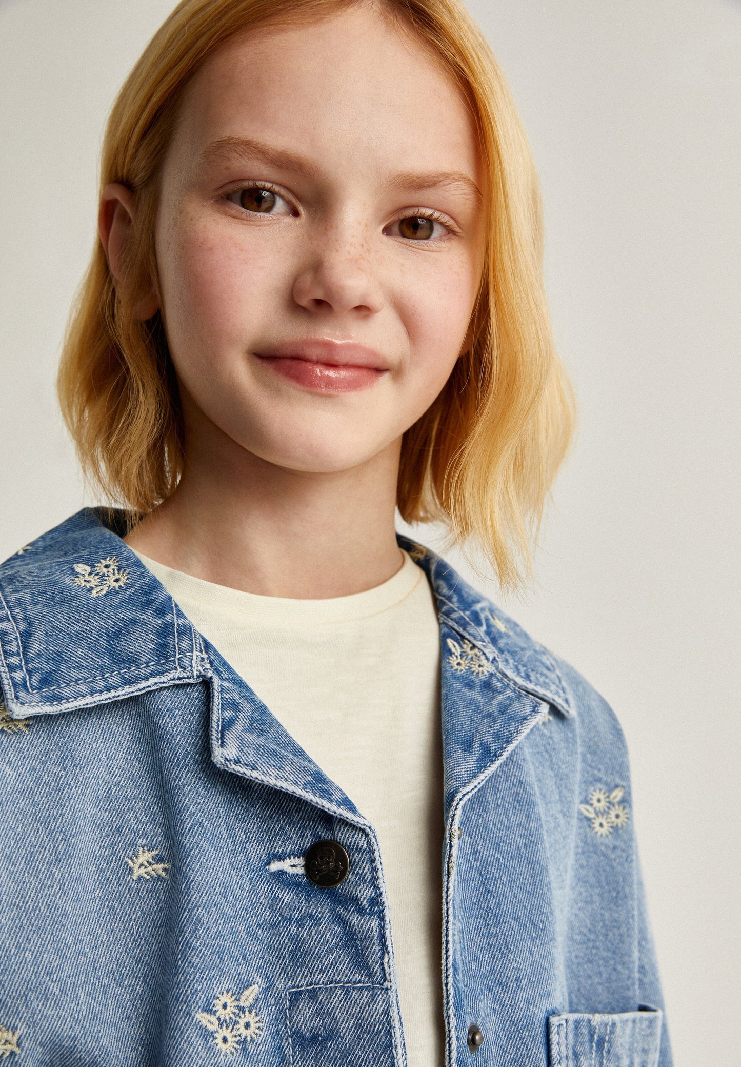 CASACO EM DENIM COM PORMENORES BORDADOS