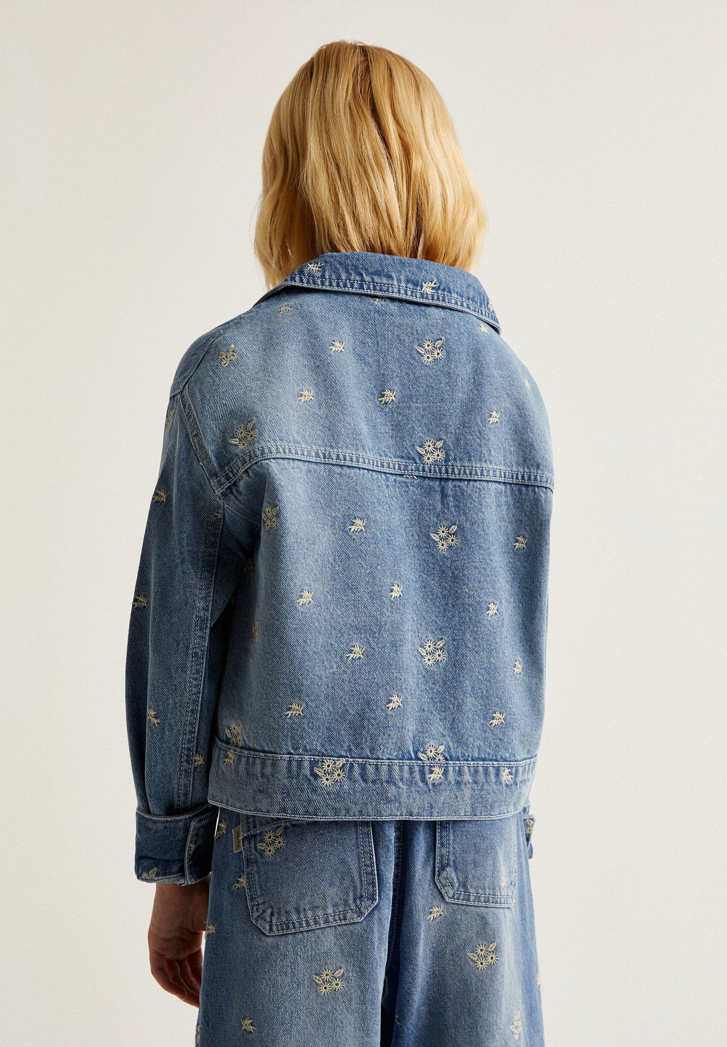 CASACO EM DENIM COM PORMENORES BORDADOS