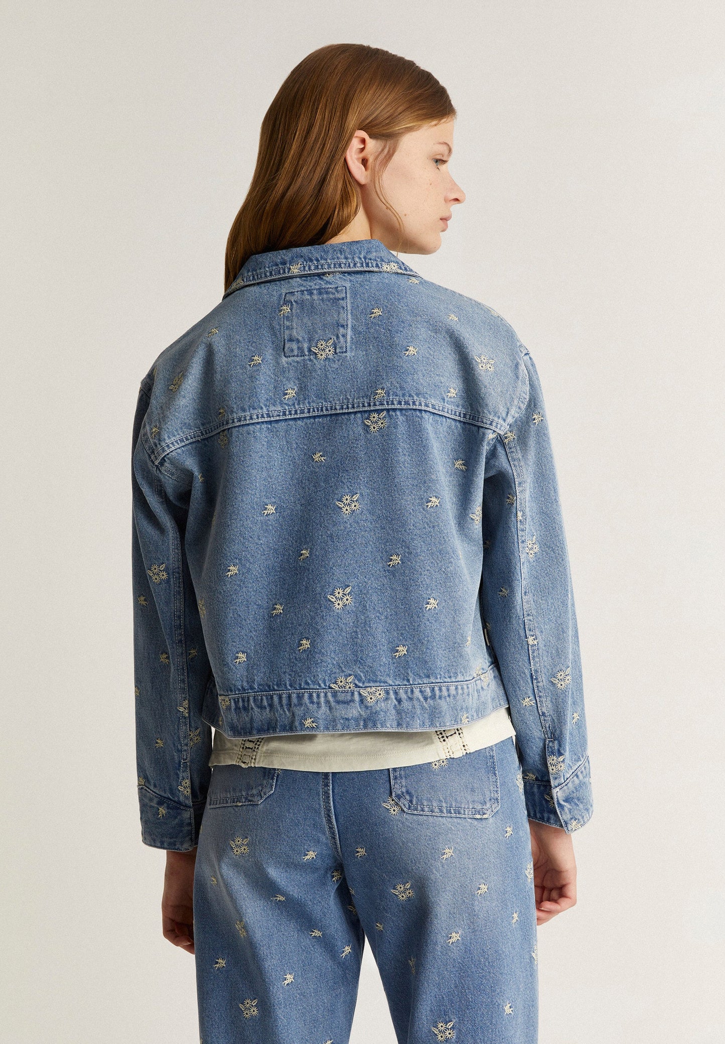 CASACO EM DENIM COM PORMENORES BORDADOS