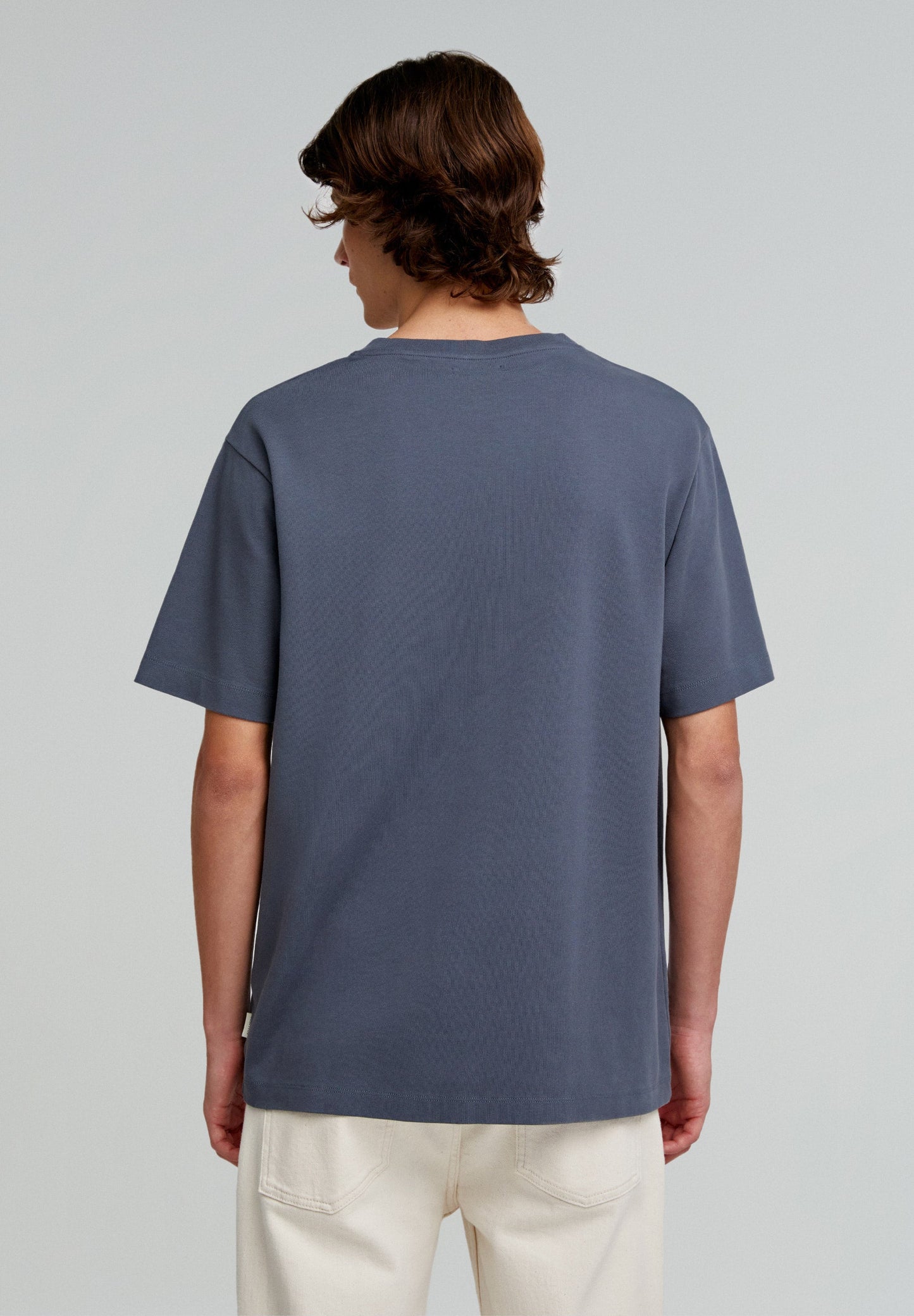 T-SHIRT COM BORDADO NO PEITO