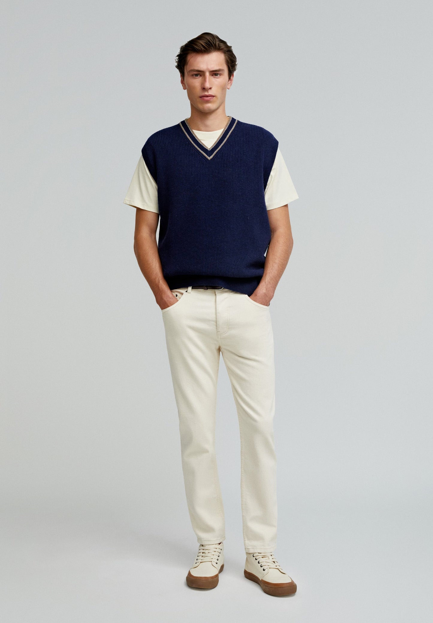 CAMISOLA COM DECOTE EM V DE CONTRASTE