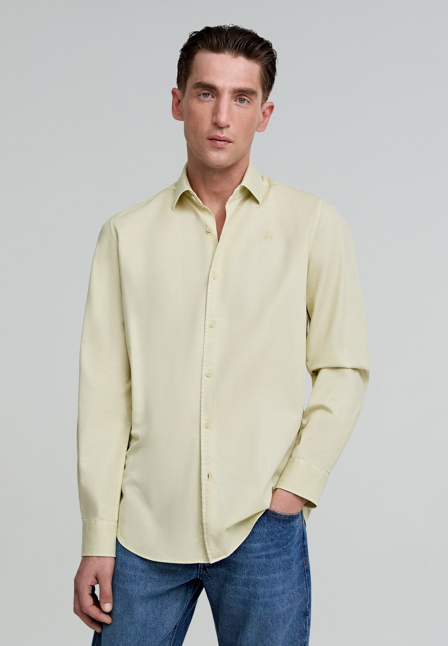 CAMISA DE PIQUÉ COM LOGÓTIPO