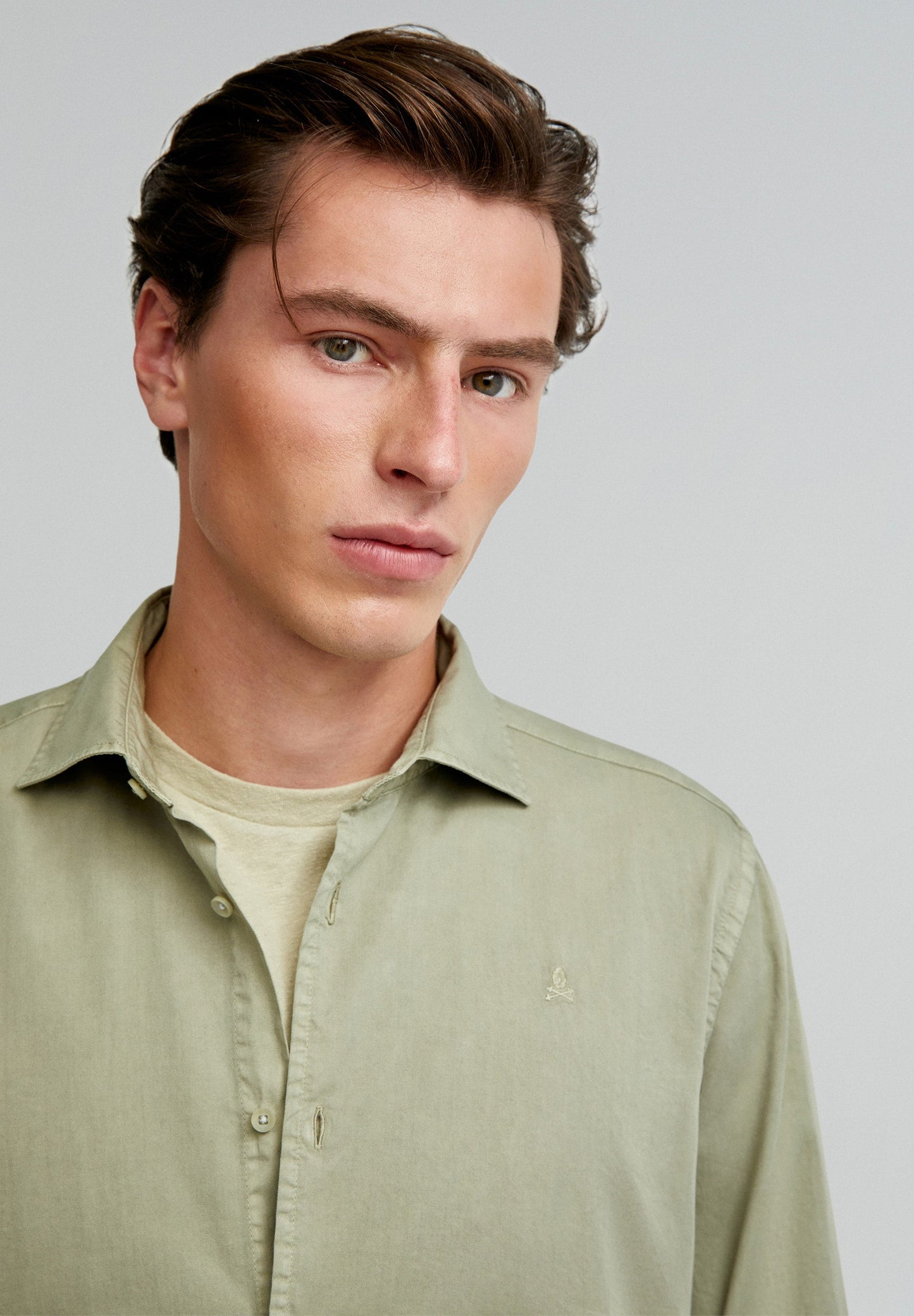 CAMISA COM LOGÓTIPO BORDADO NO TOM
