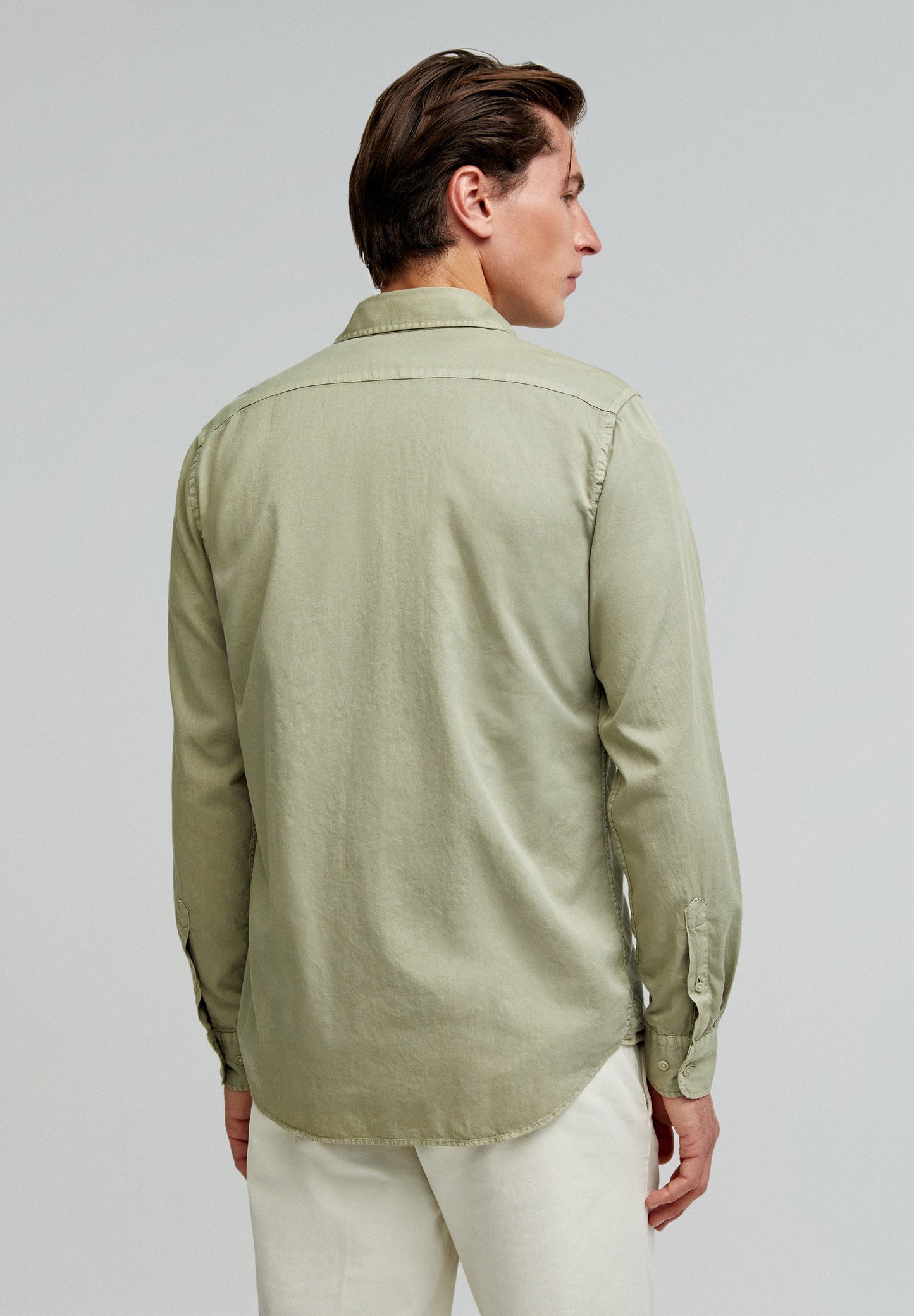 CAMISA COM LOGÓTIPO BORDADO NO TOM