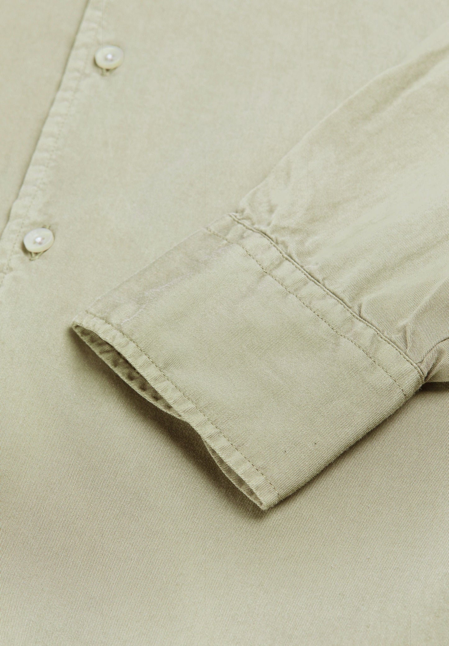 CAMISA COM LOGÓTIPO BORDADO NO TOM
