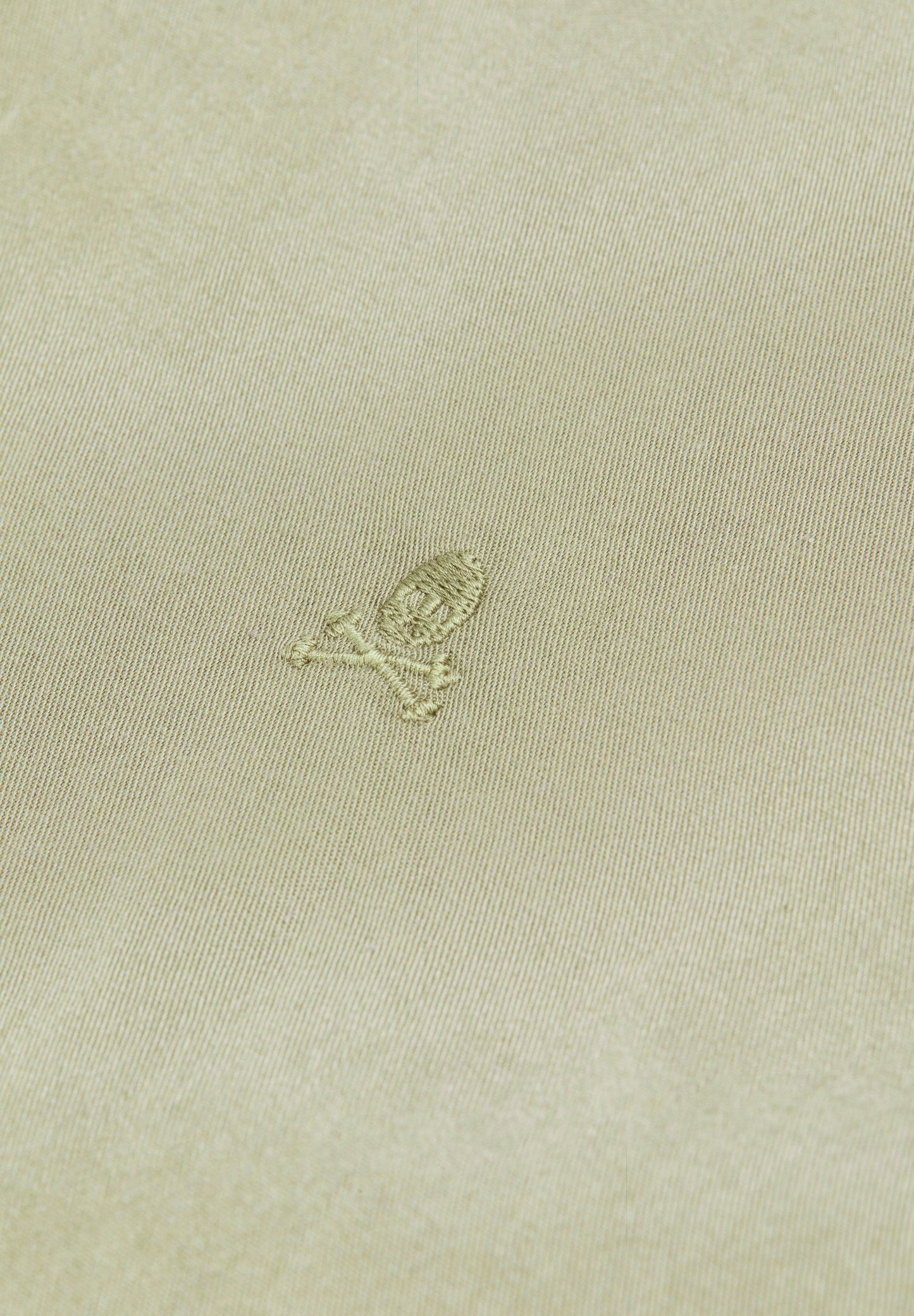 CAMISA COM LOGÓTIPO BORDADO NO TOM