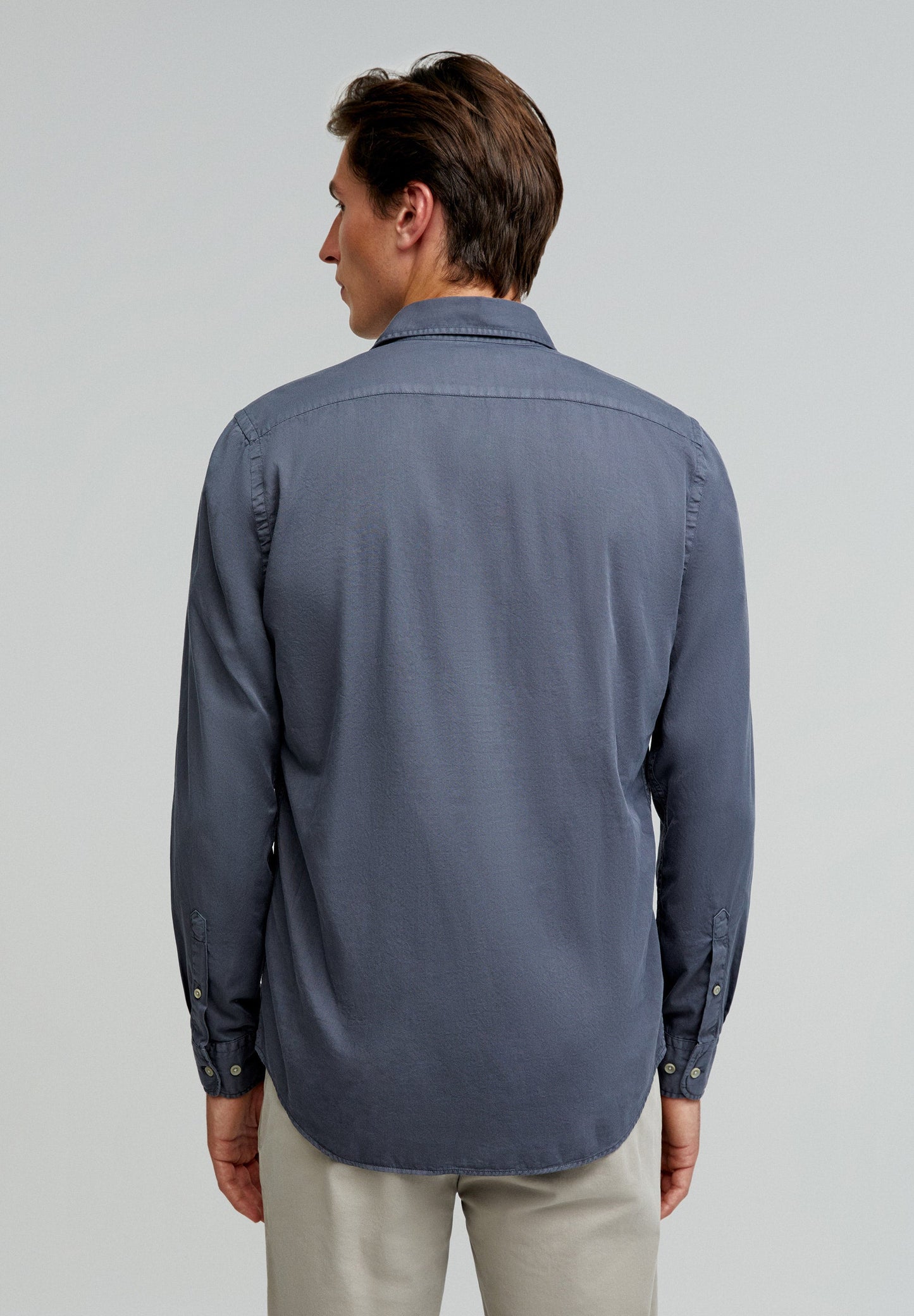 CAMISA COM LOGÓTIPO BORDADO NO TOM