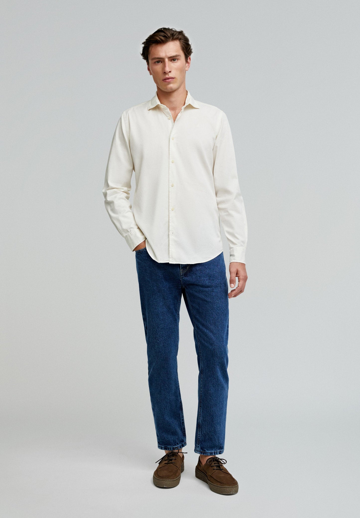 CAMISA COM LOGÓTIPO BORDADO NO TOM