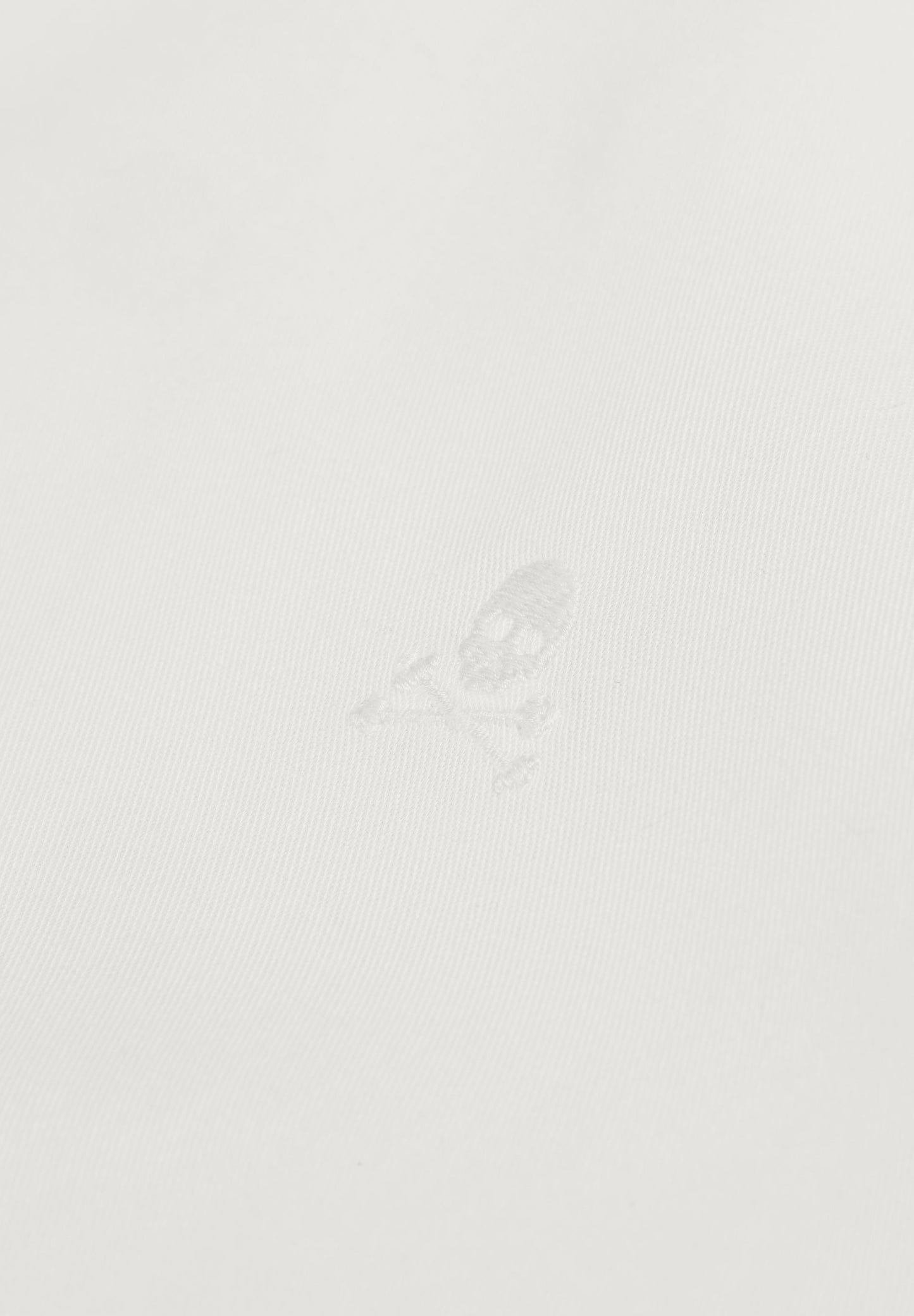 CAMISA COM LOGÓTIPO BORDADO NO TOM
