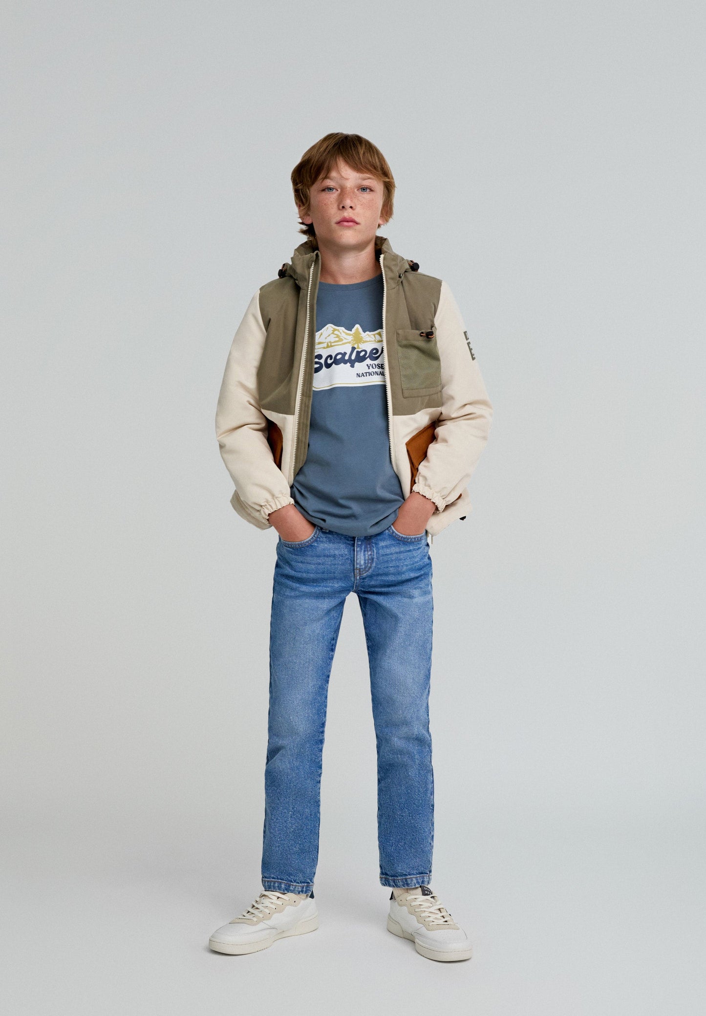 T-SHIRT COM PADRÃO ATRÁS