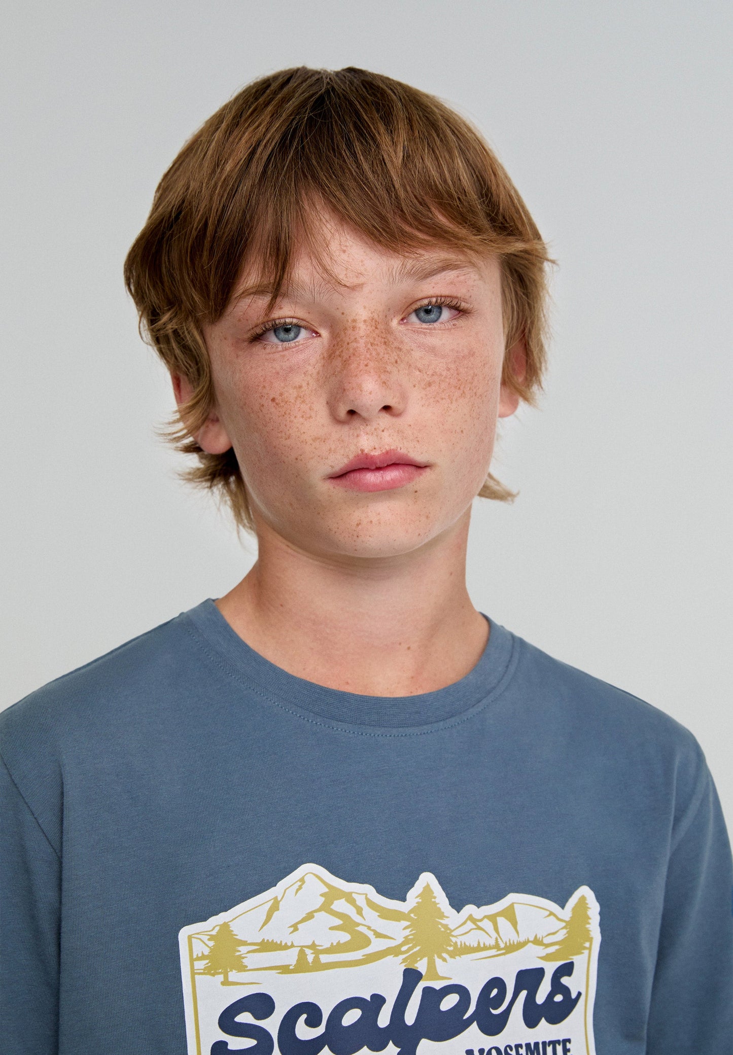T-SHIRT COM PADRÃO ATRÁS