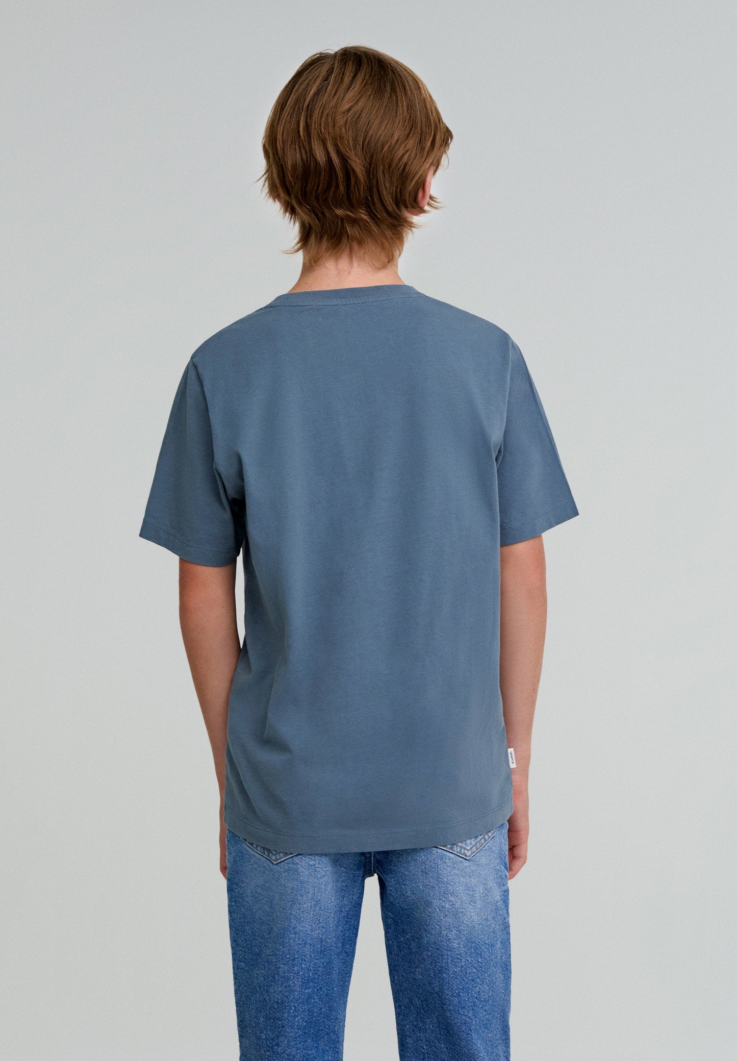 T-SHIRT COM PADRÃO ATRÁS