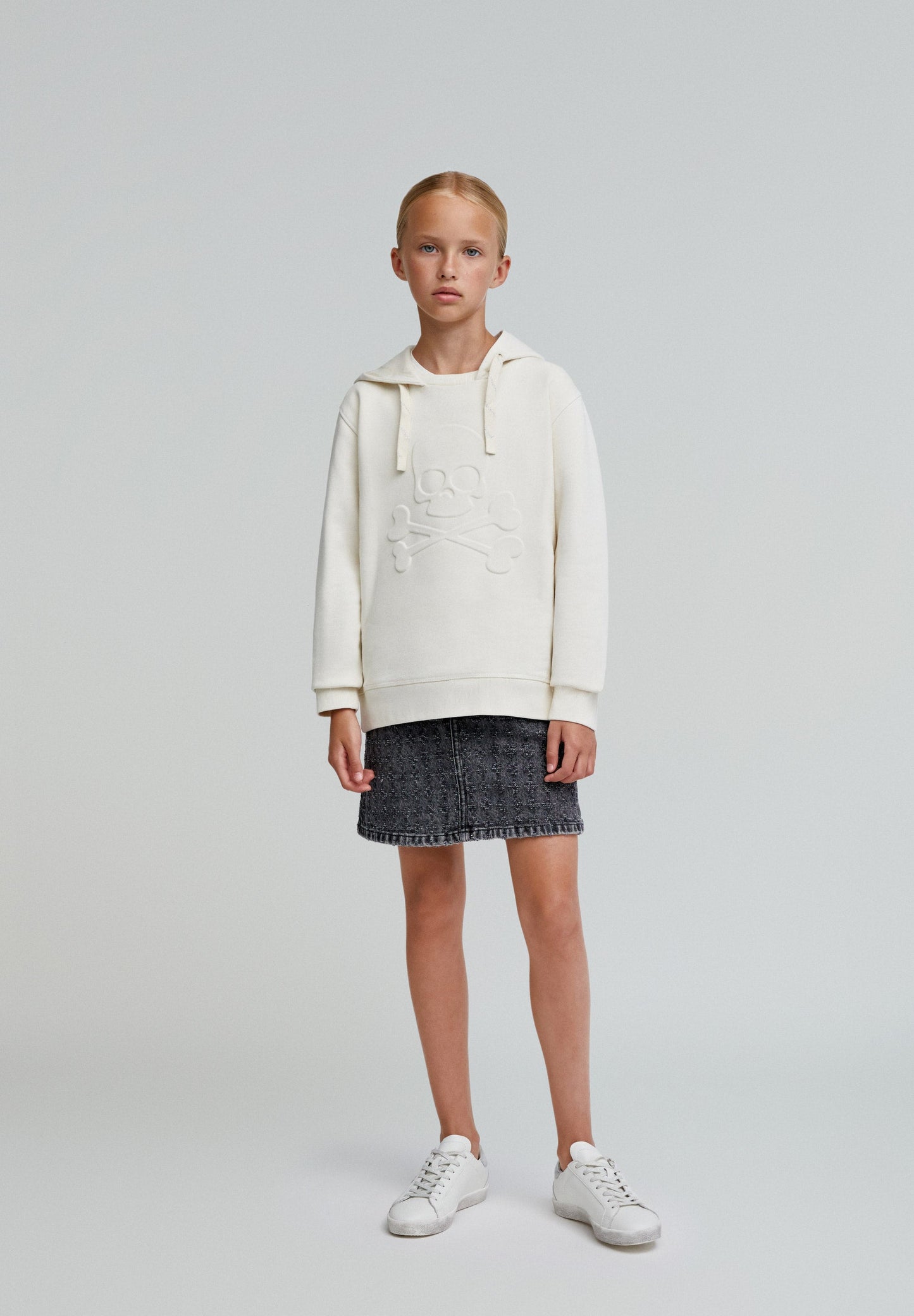 SWEATSHIRT COM SKULL EM RELEVO À FRENTE
