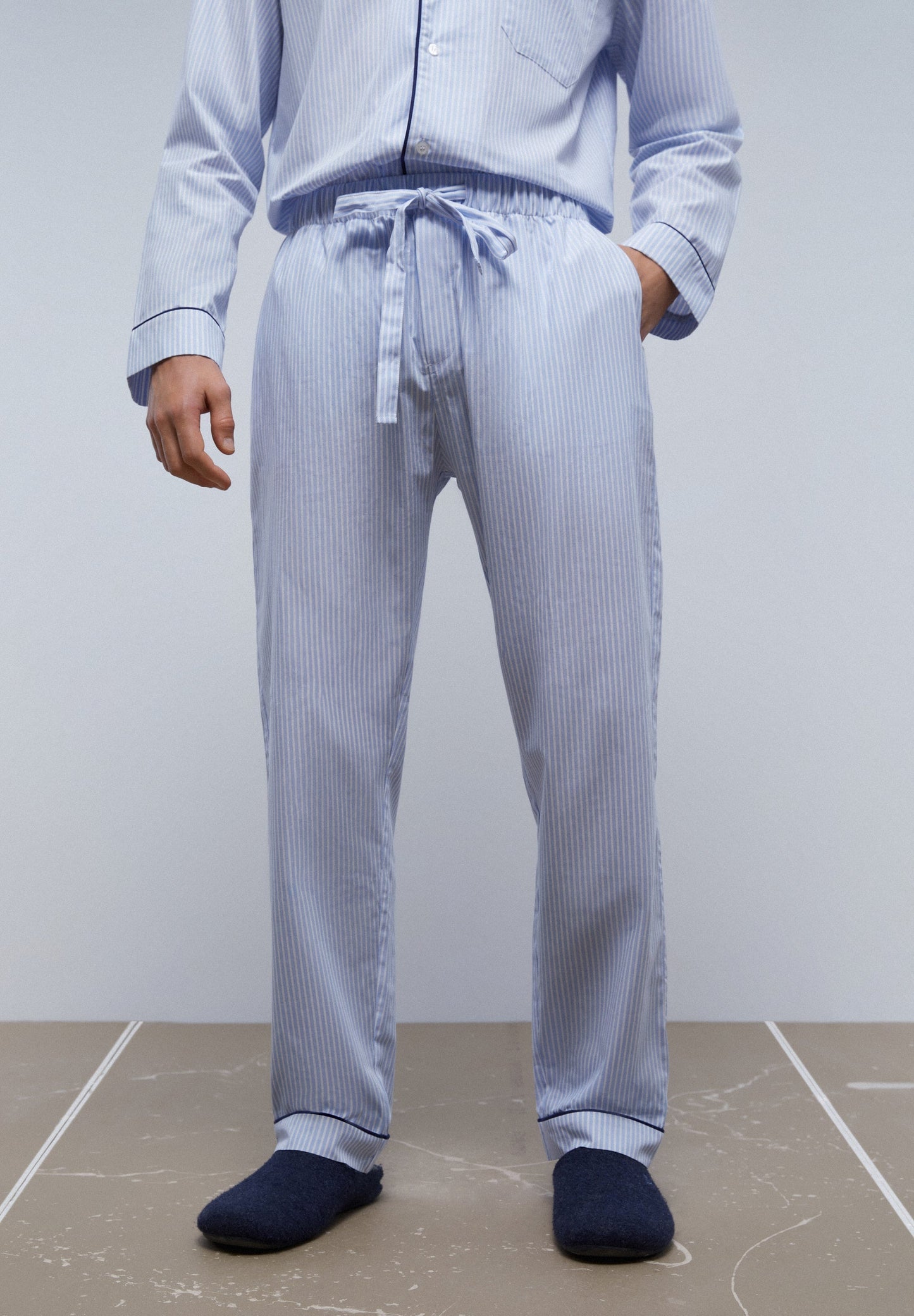 PIJAMA ÀS RISCAS DEBRUADO EM CONTRASTE