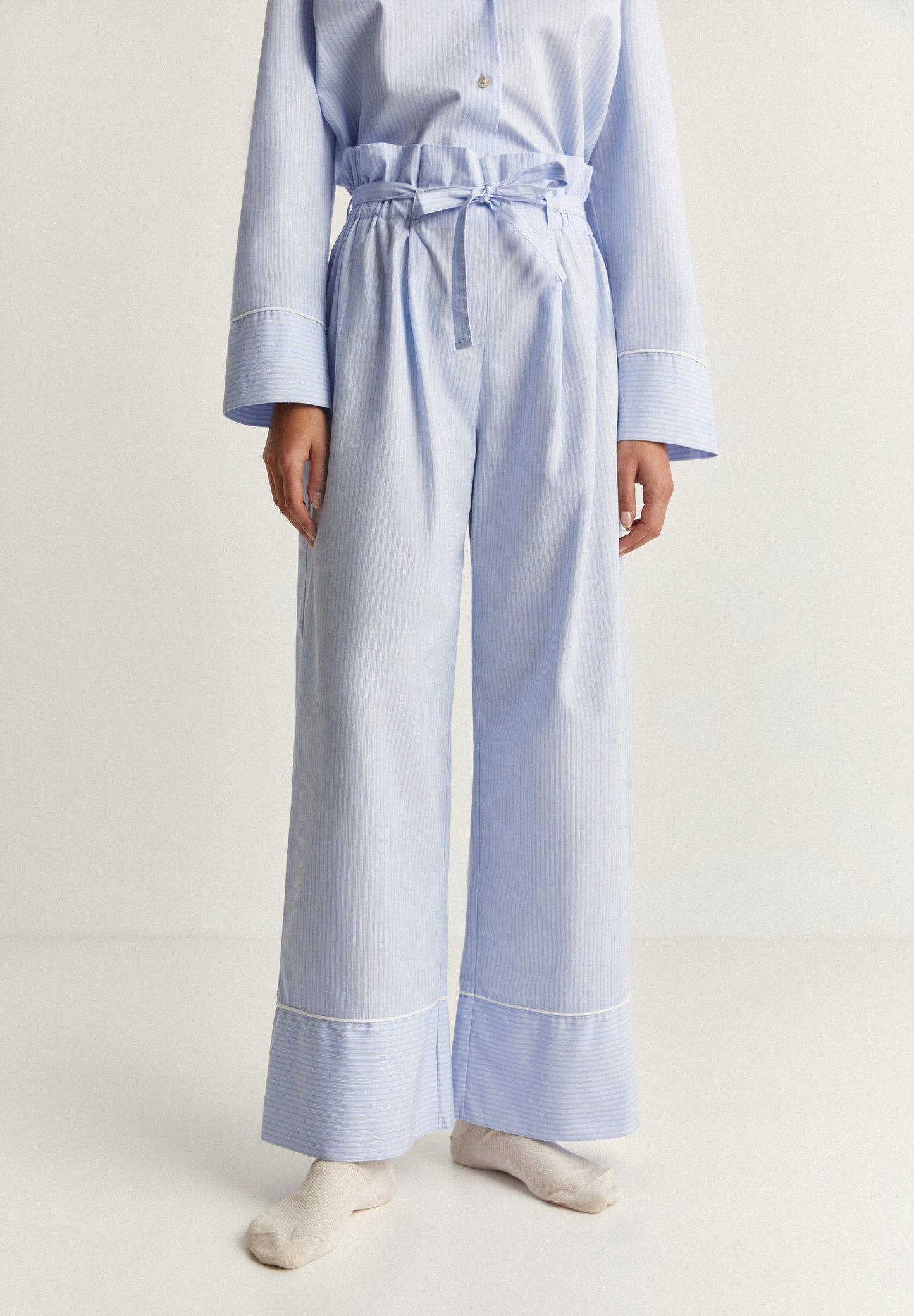 PIJAMA ÀS RISCAS DEBRUADO EM CONTRASTE