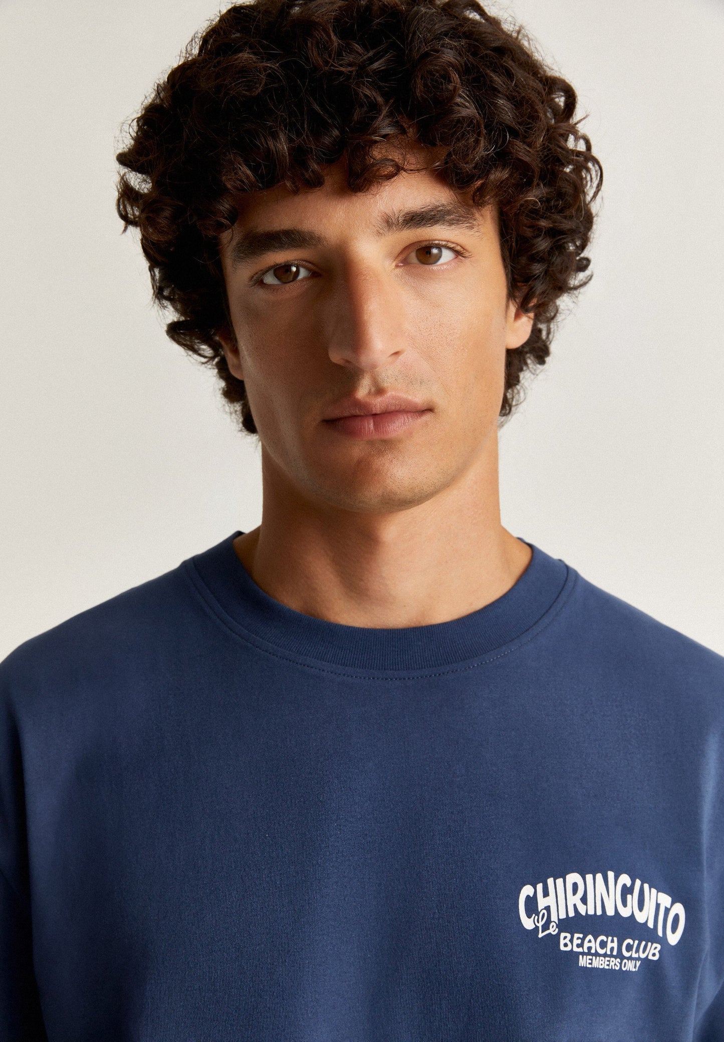 T-SHIRT COM ESTAMPADO NAS COSTAS LE CHIRINGUITO