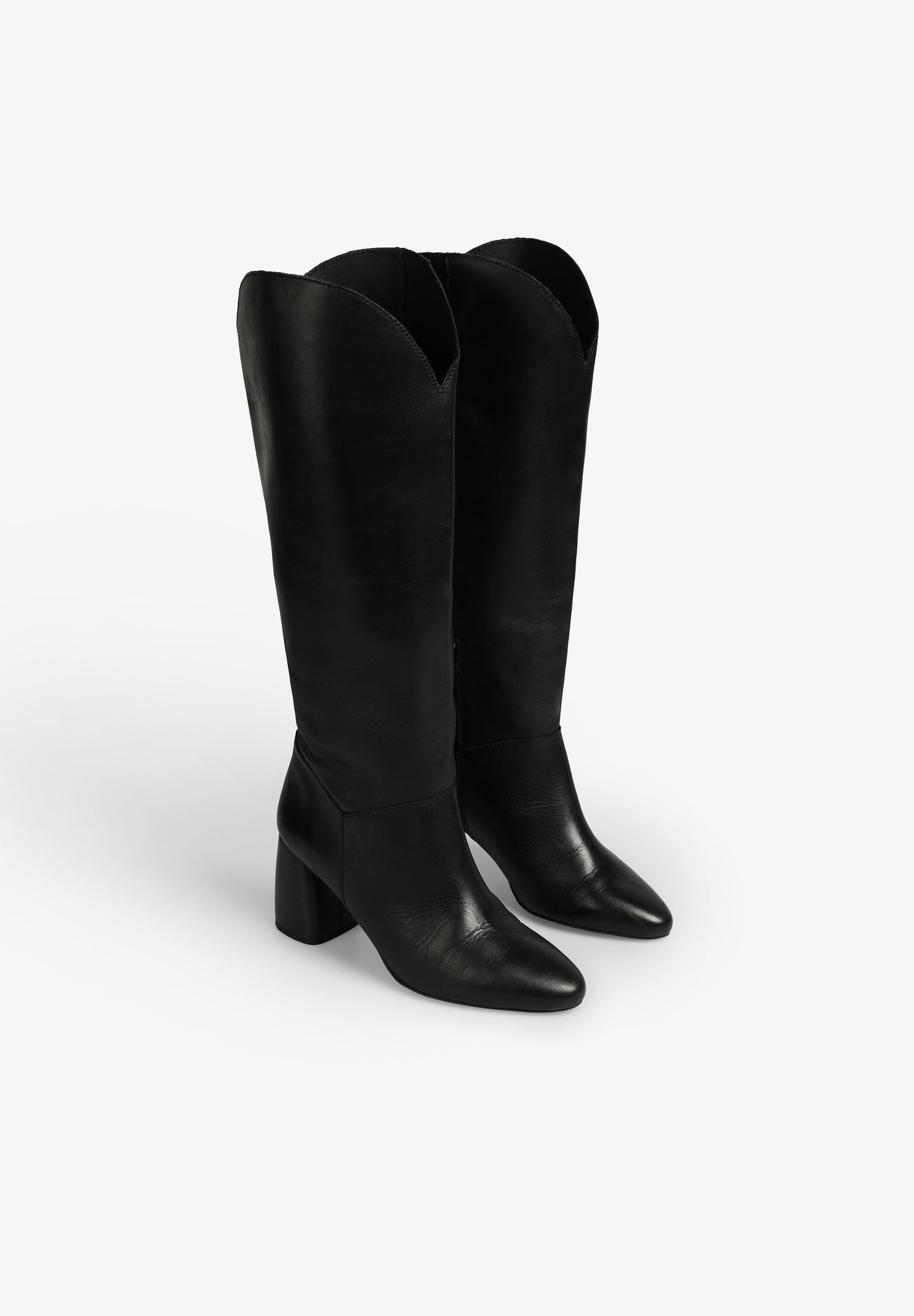 BOTAS ALTAS COM TACÃO EM PELE