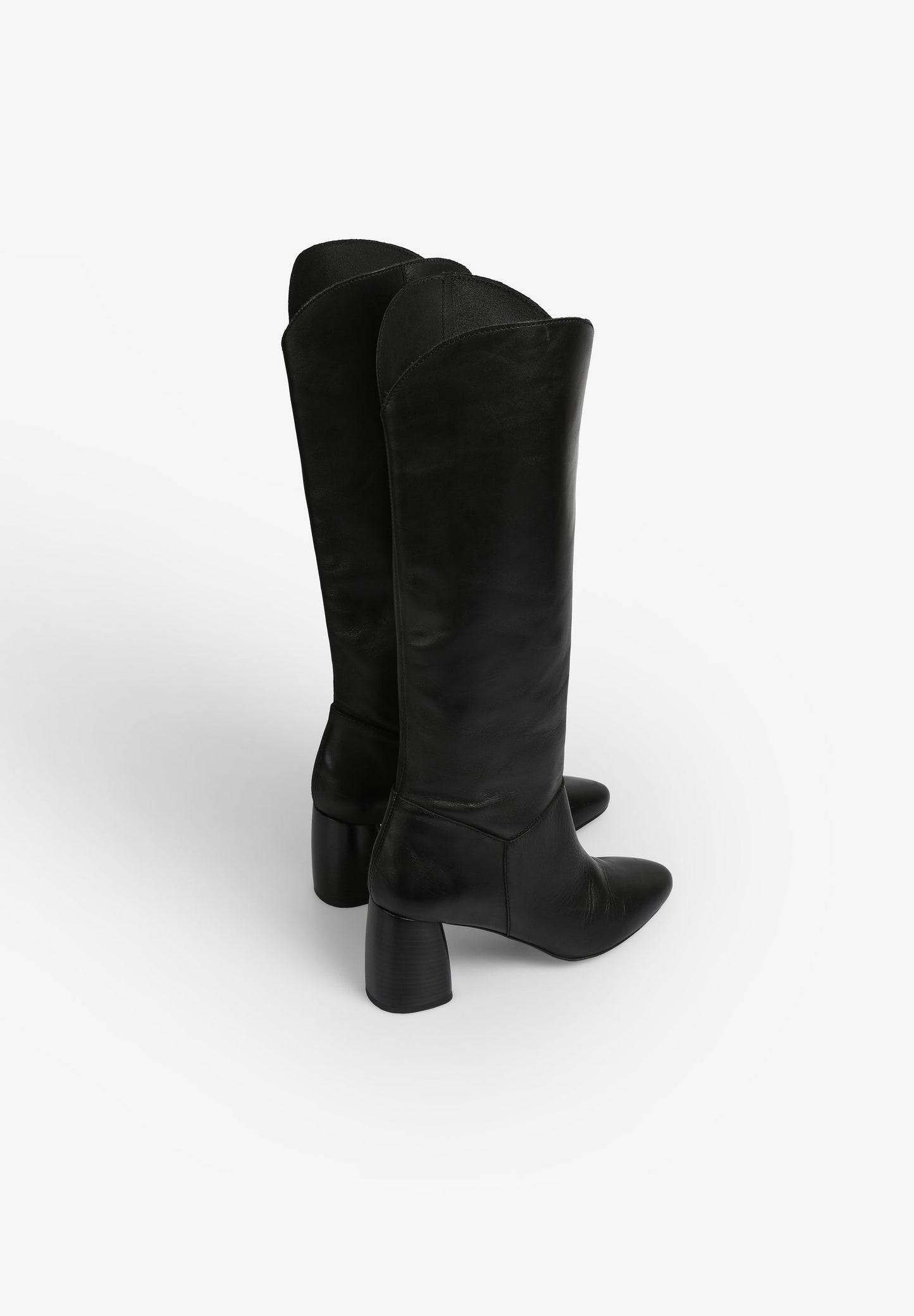 BOTAS ALTAS COM TACÃO EM PELE