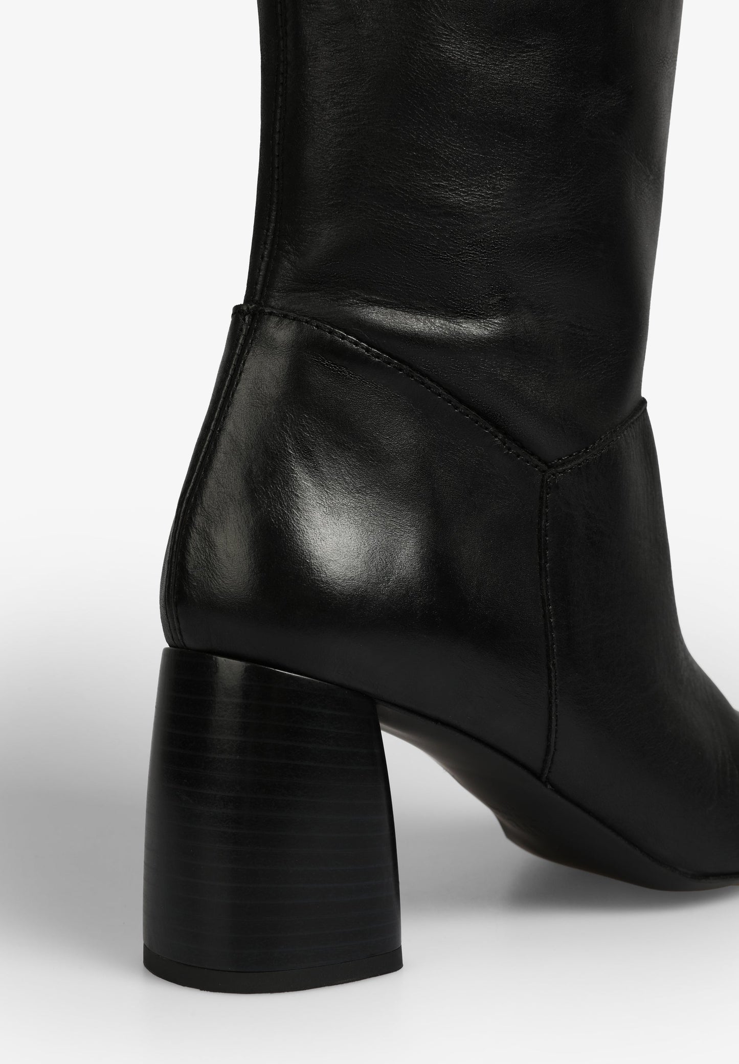 BOTAS ALTAS COM TACÃO EM PELE