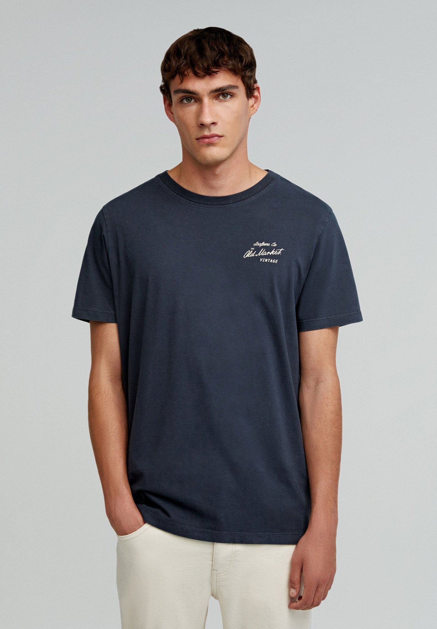 T-SHIRT COM MENSAGEM ATRÁS