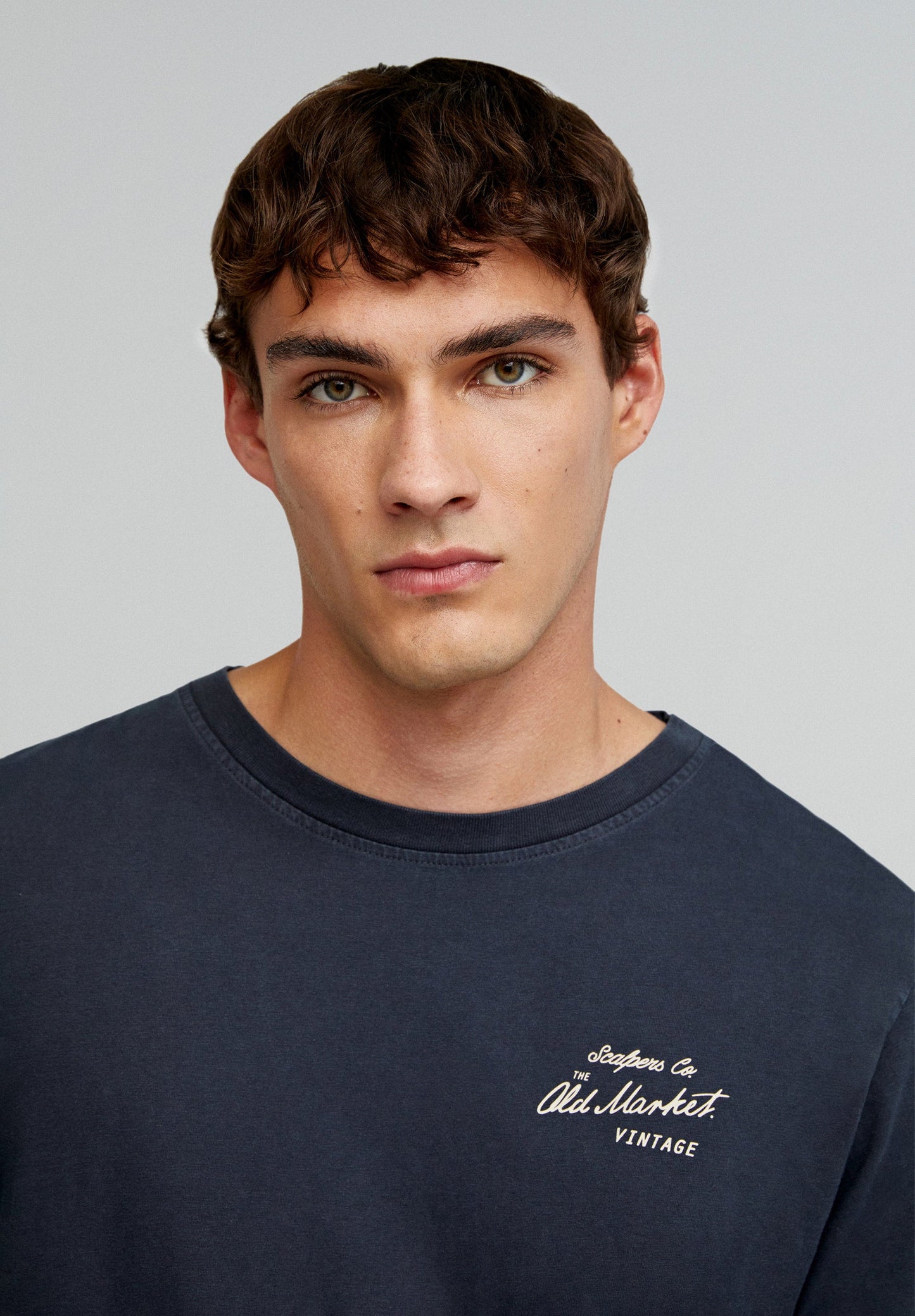 T-SHIRT COM MENSAGEM ATRÁS