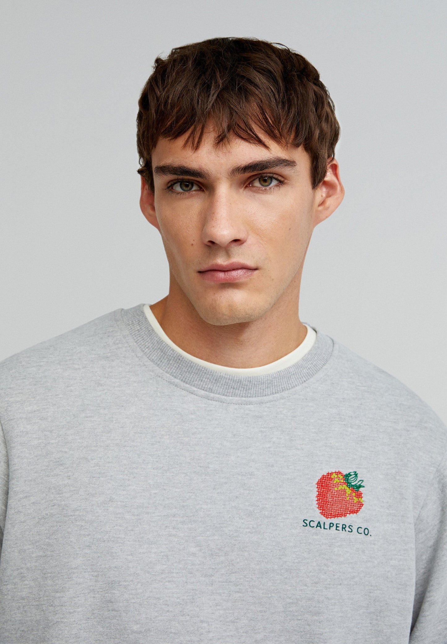 SWEATSHIRT COM BORDADO FRUTAS