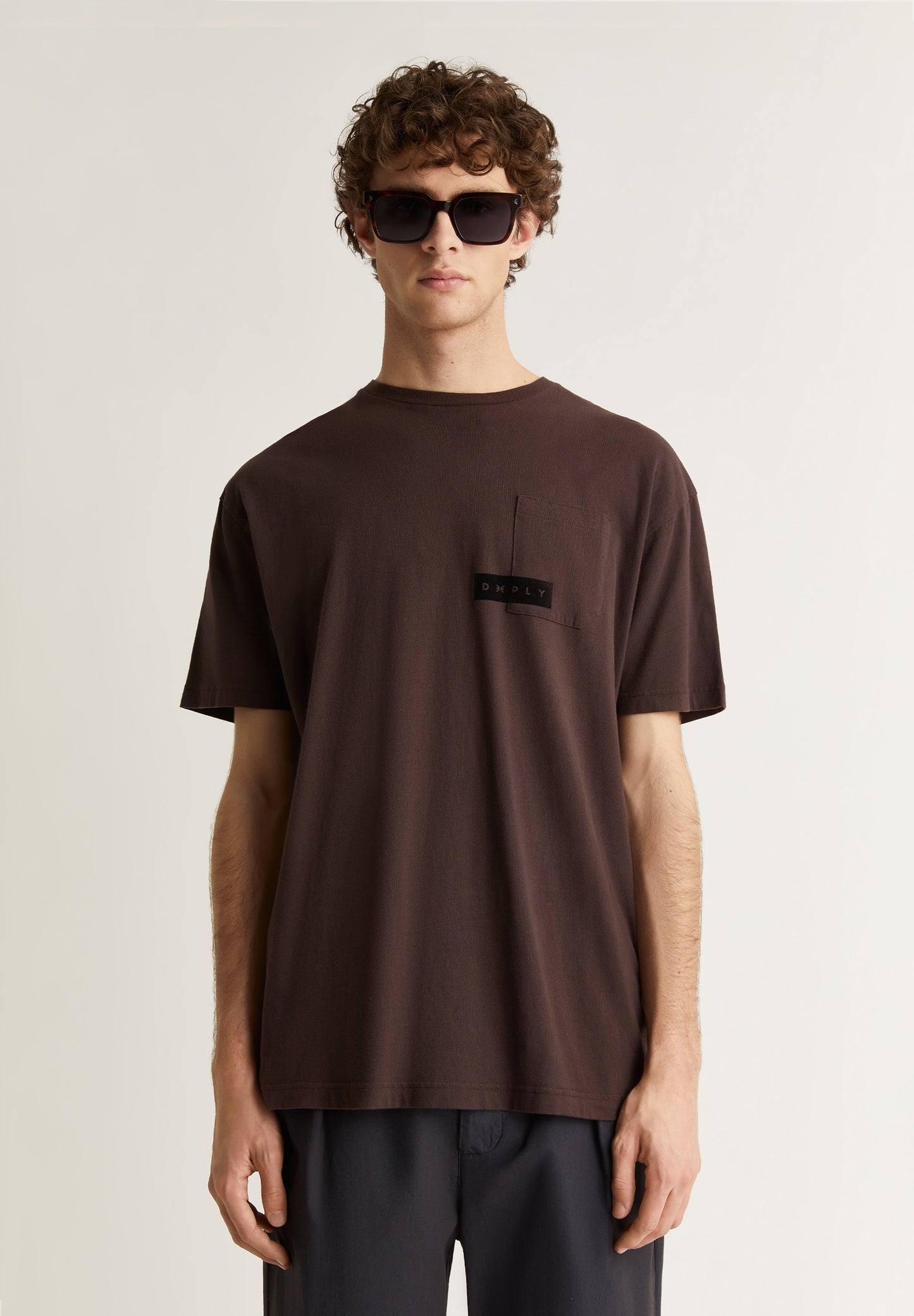 DEEPLY | T-SHIRT COM BOLSO E LOGÓTIPO