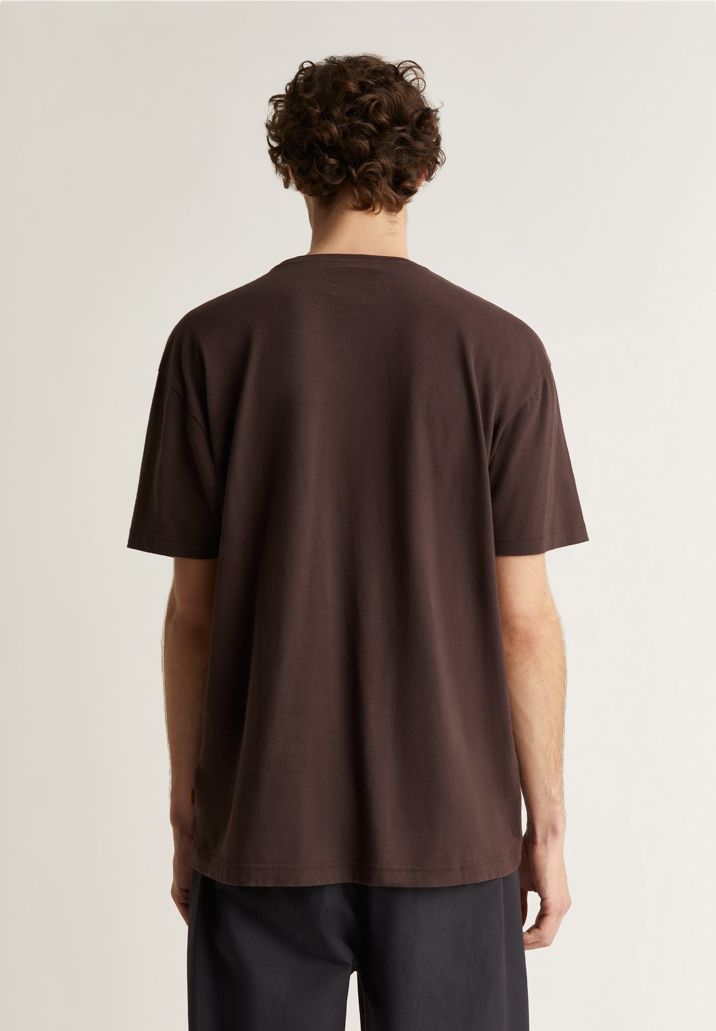 DEEPLY | T-SHIRT COM BOLSO E LOGÓTIPO