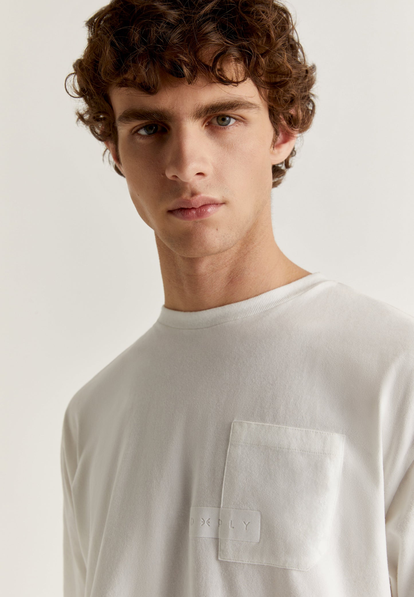 DEEPLY | T-SHIRT COM BOLSO E LOGÓTIPO