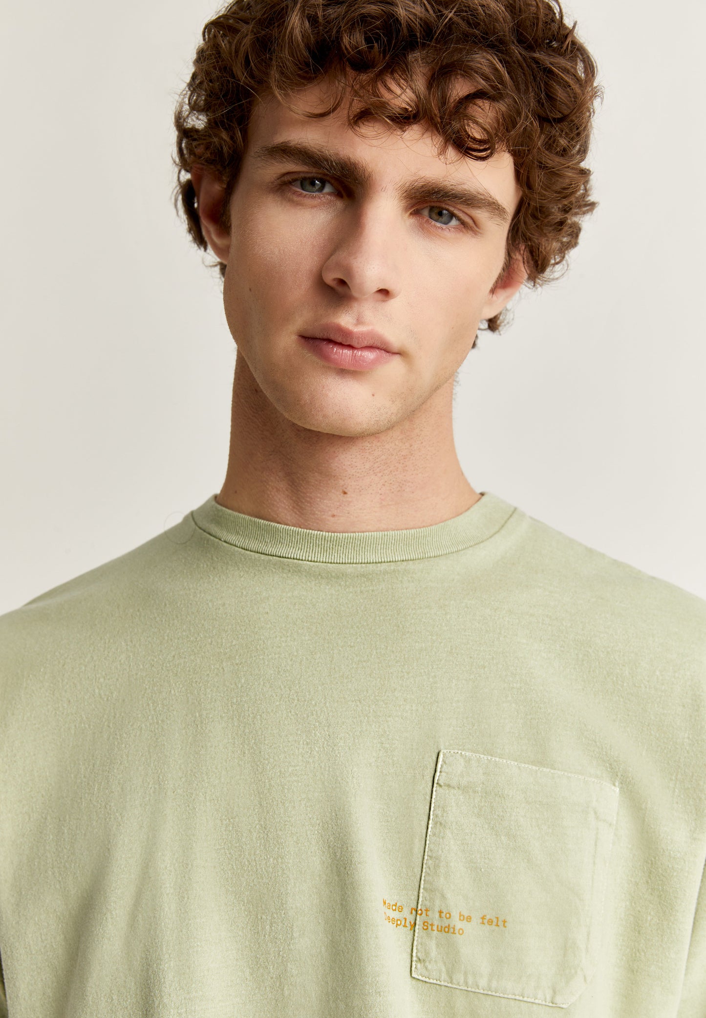 DEEPLY | T-SHIRT COM BOLSO