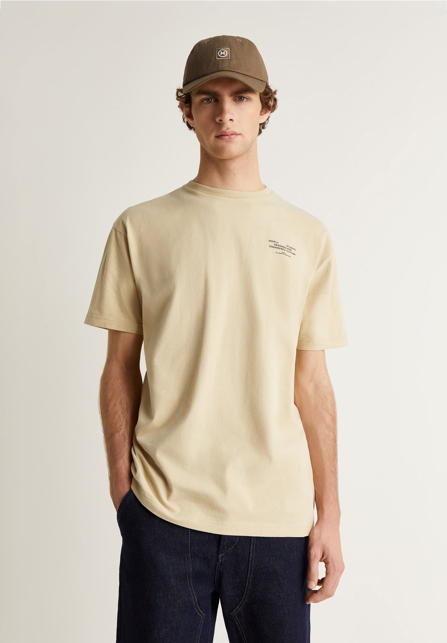 DEEPLY | T-SHIRT COM GRÁFICO ATRÁS