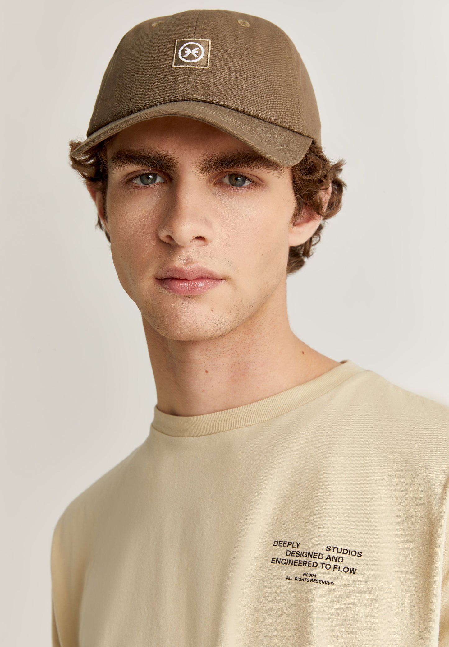 DEEPLY | T-SHIRT COM GRÁFICO ATRÁS