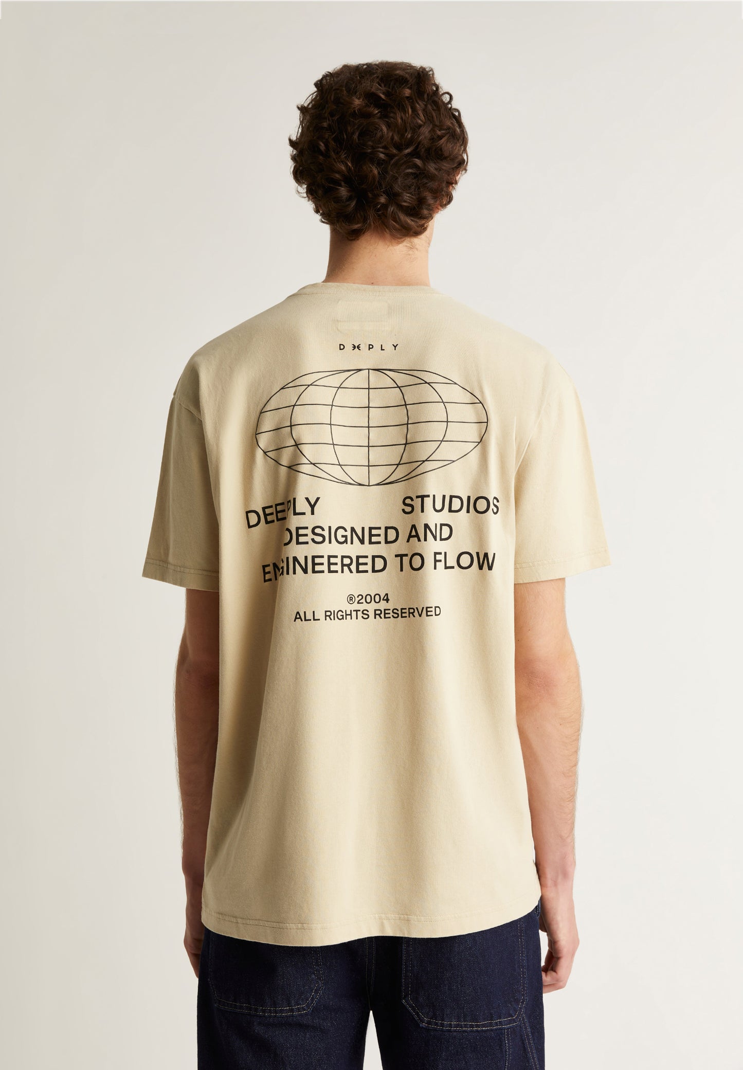 DEEPLY | T-SHIRT COM GRÁFICO ATRÁS