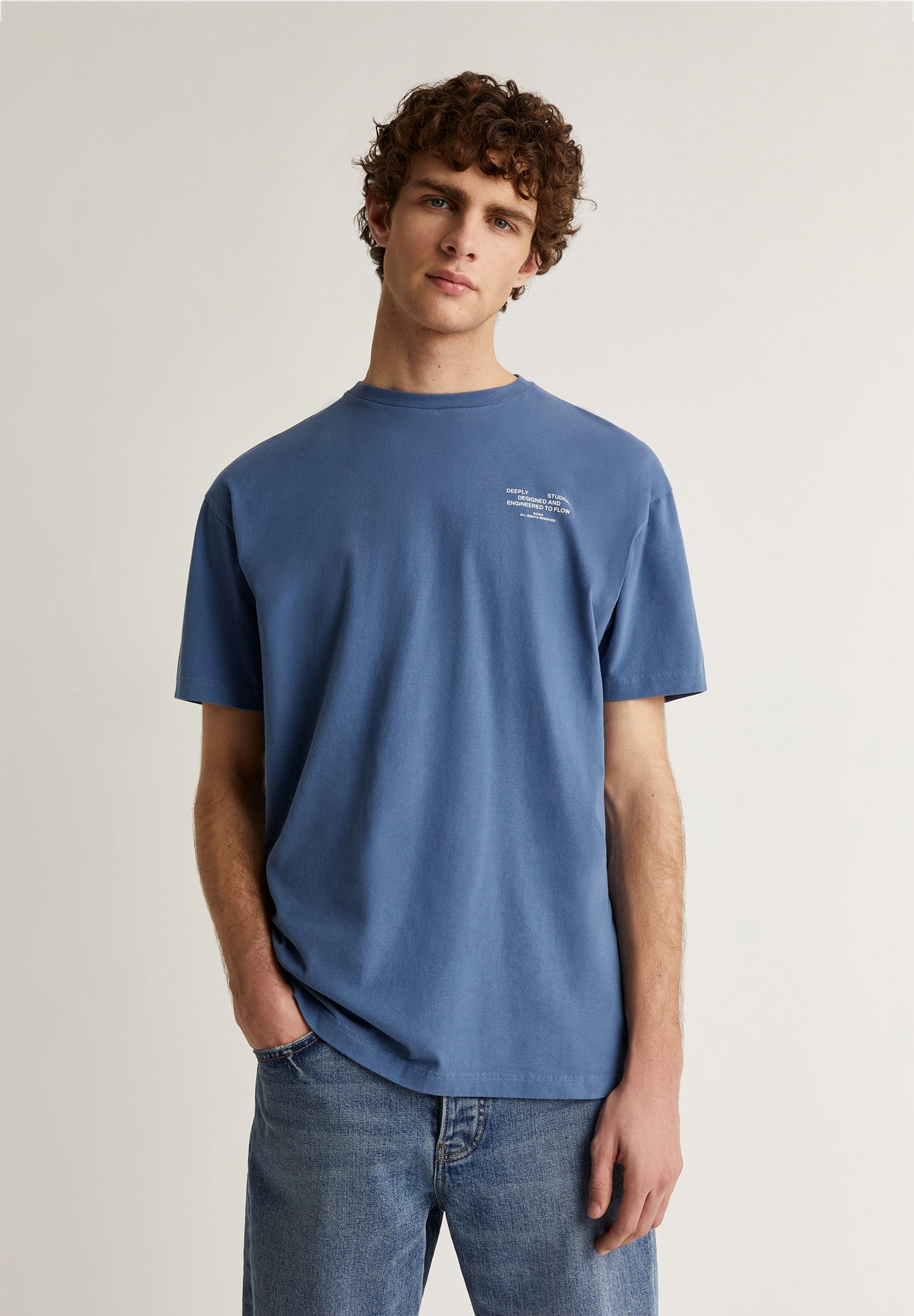 DEEPLY | T-SHIRT COM GRÁFICO ATRÁS