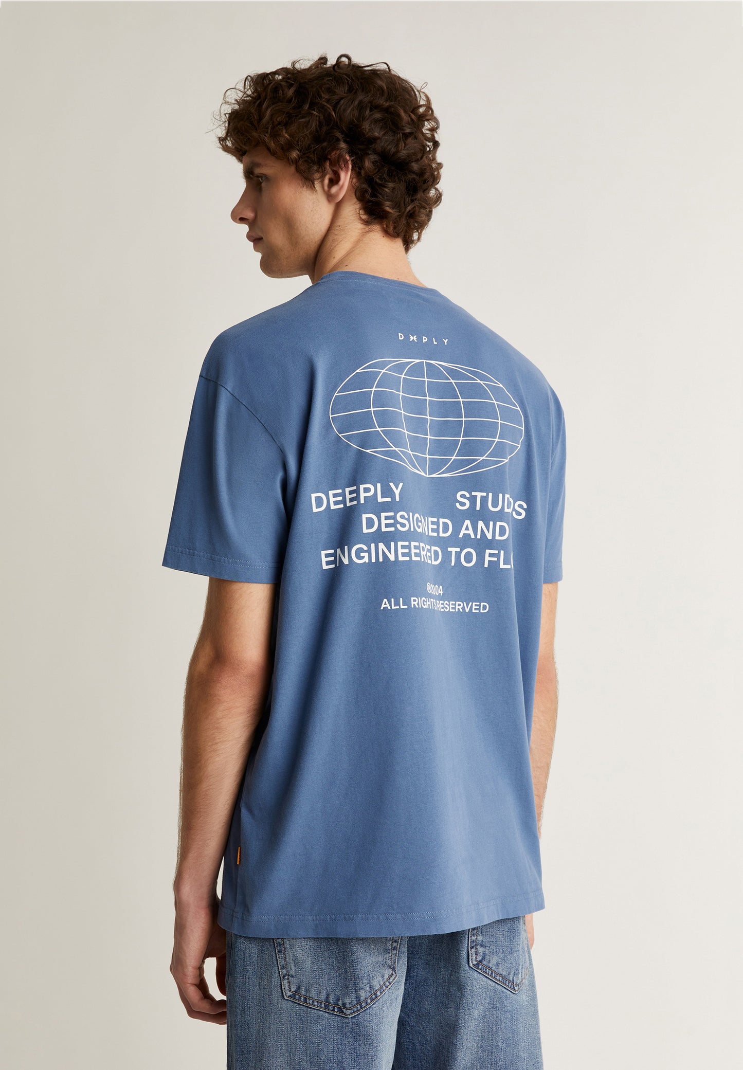 DEEPLY | T-SHIRT COM GRÁFICO ATRÁS