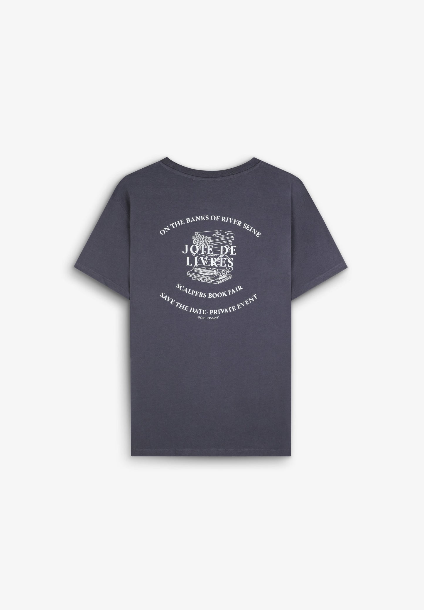 T-SHIRT COM PADRÃO ATRÁS DE LIVROS