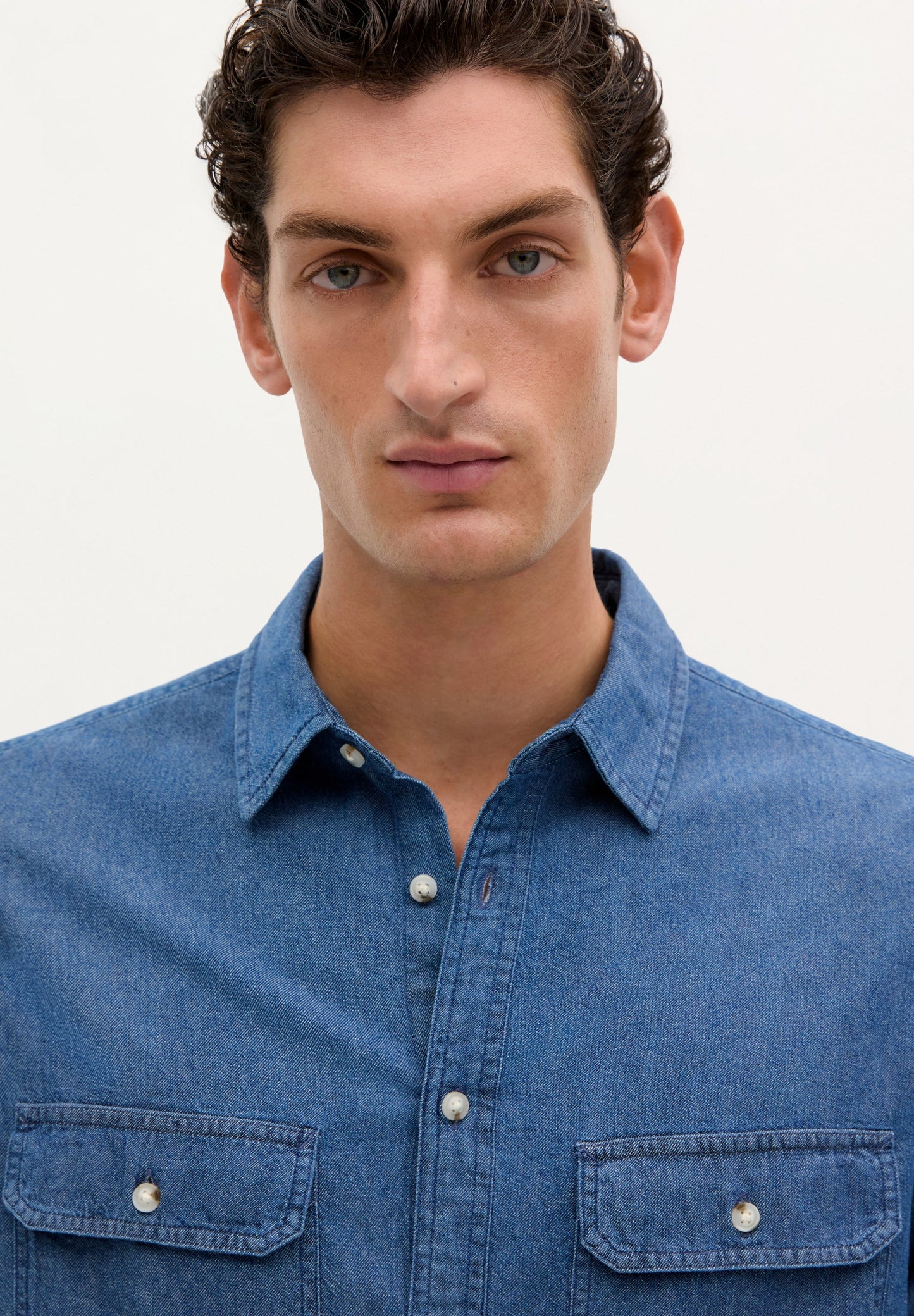 CAMISA COM BOLSOS DENIM