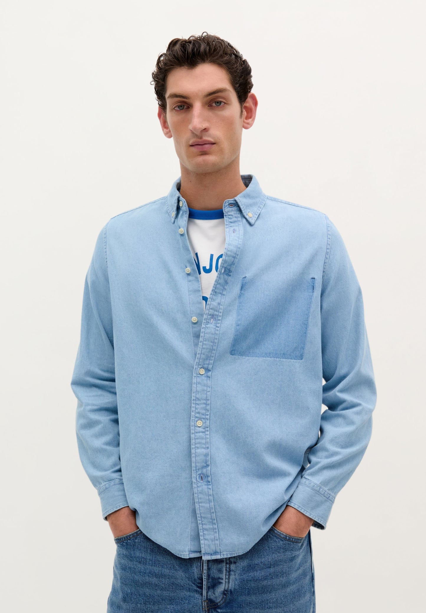 CAMISA DENIM COM BOLSO DE REMENDO