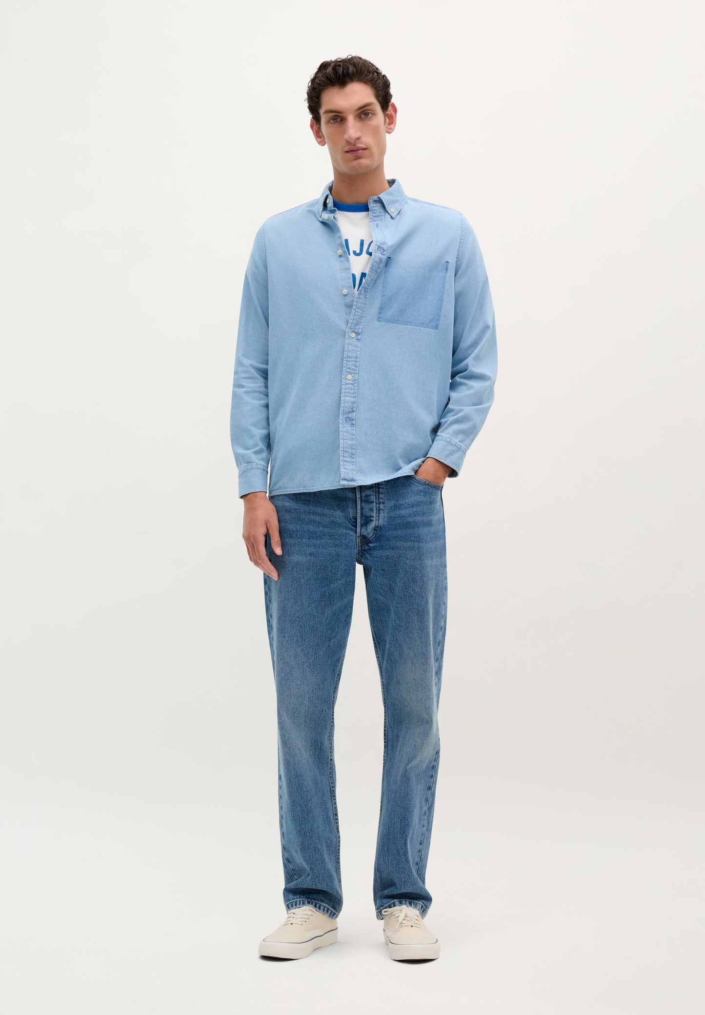 CAMISA DENIM COM BOLSO DE REMENDO