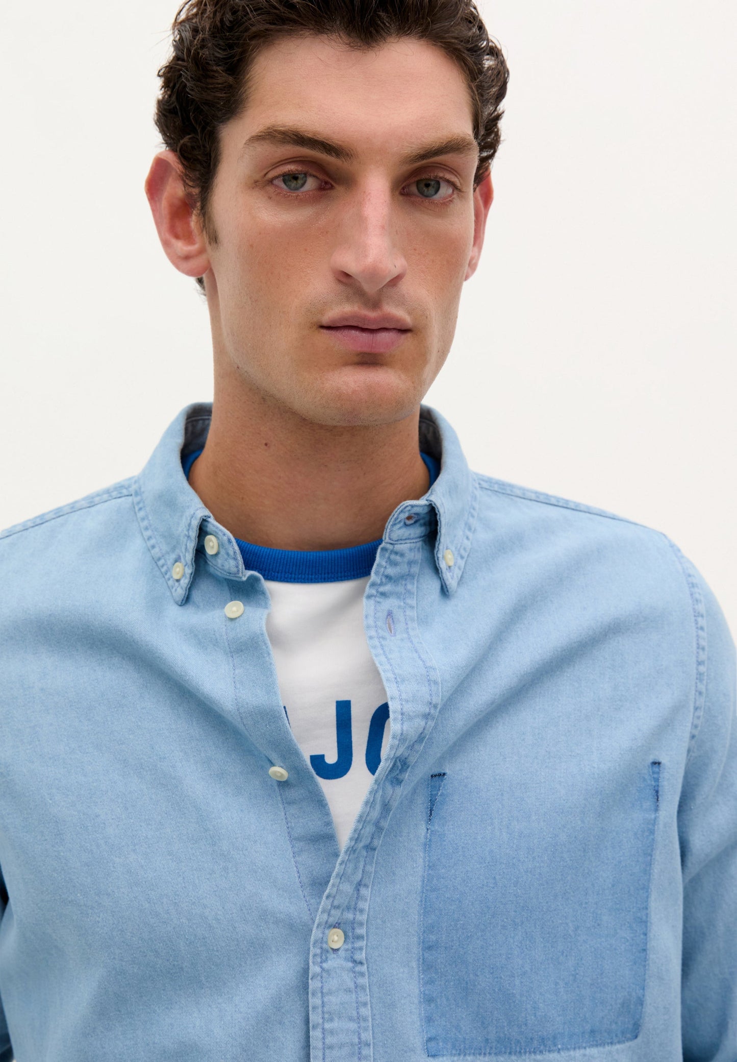 CAMISA DENIM COM BOLSO DE REMENDO