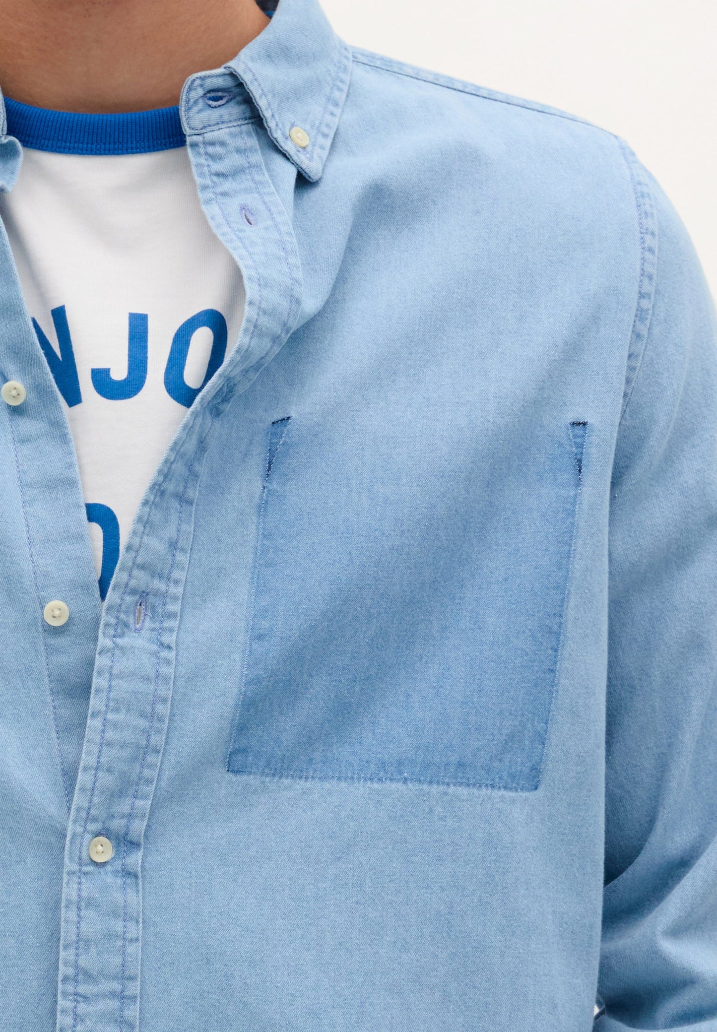 CAMISA DENIM COM BOLSO DE REMENDO