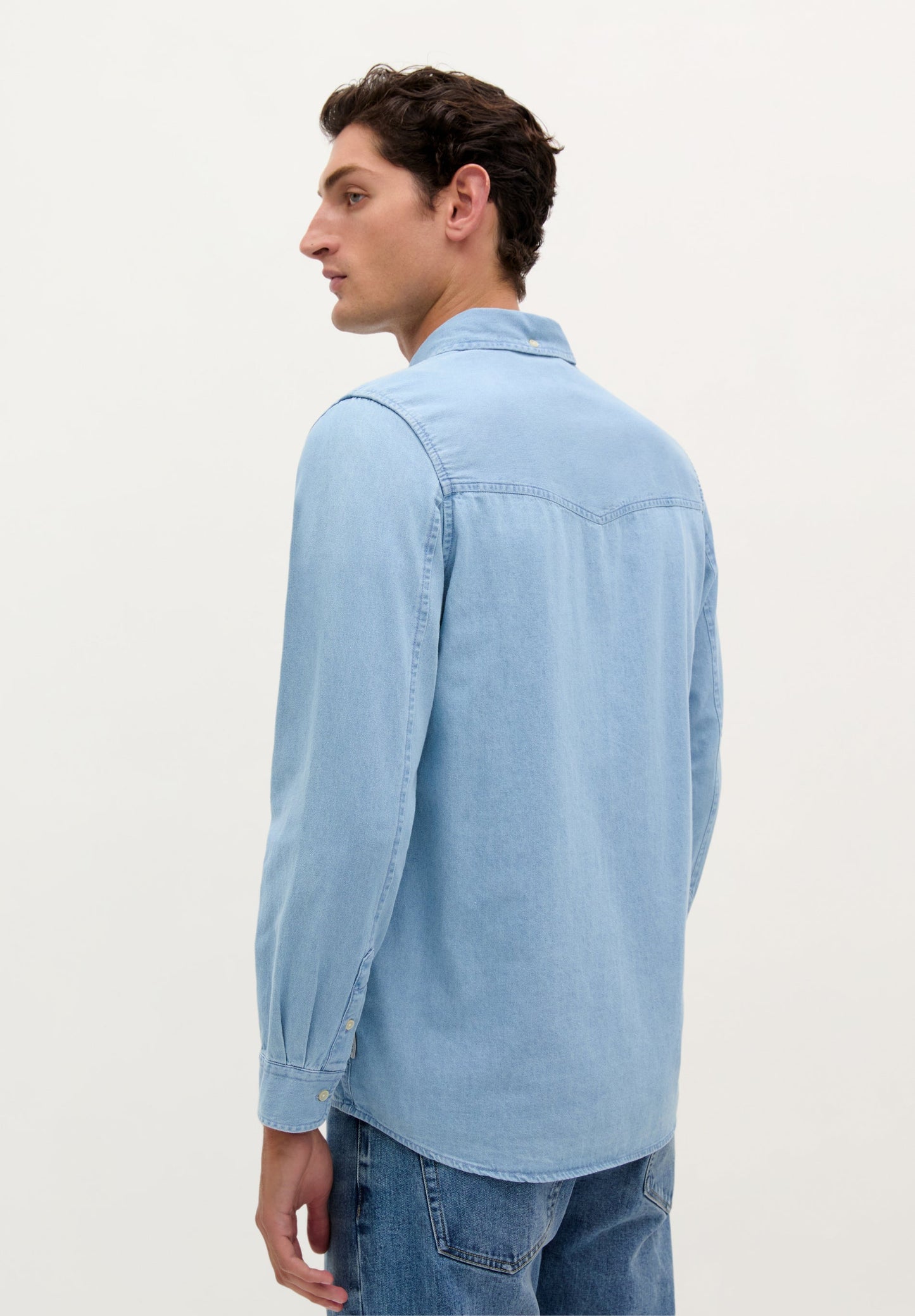 CAMISA DENIM COM BOLSO DE REMENDO