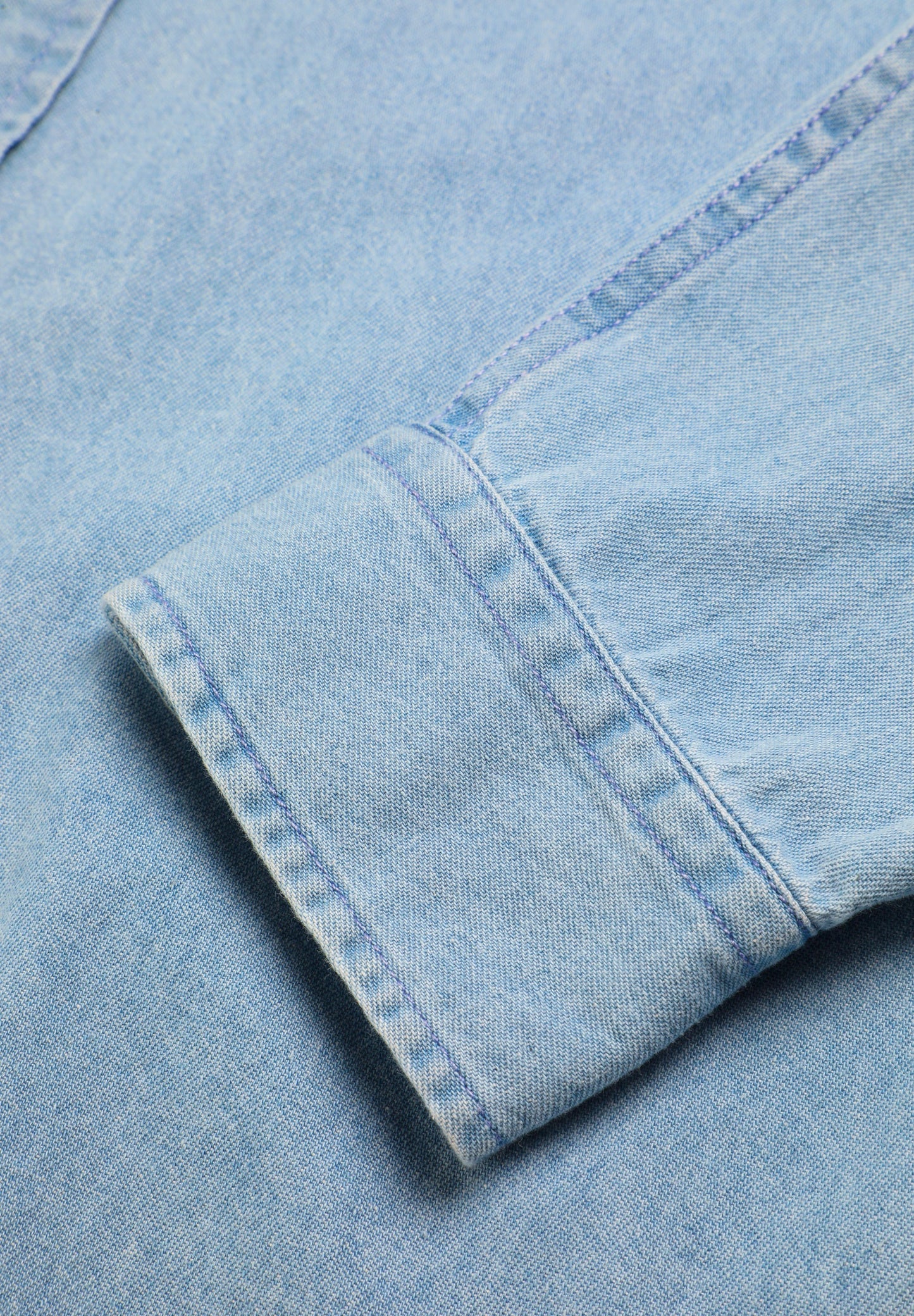 CAMISA DENIM COM BOLSO DE REMENDO