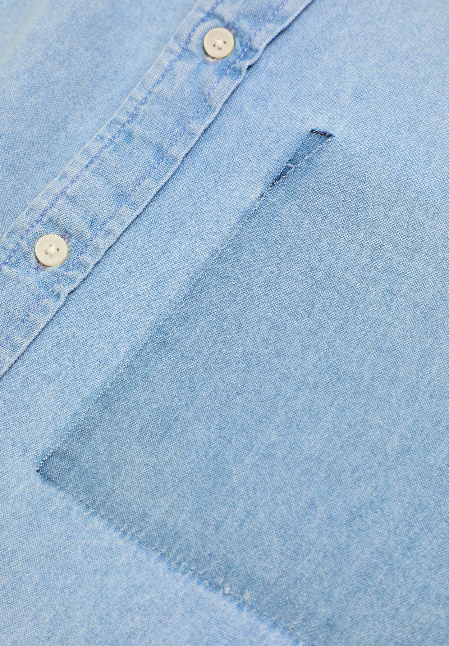 CAMISA DENIM COM BOLSO DE REMENDO