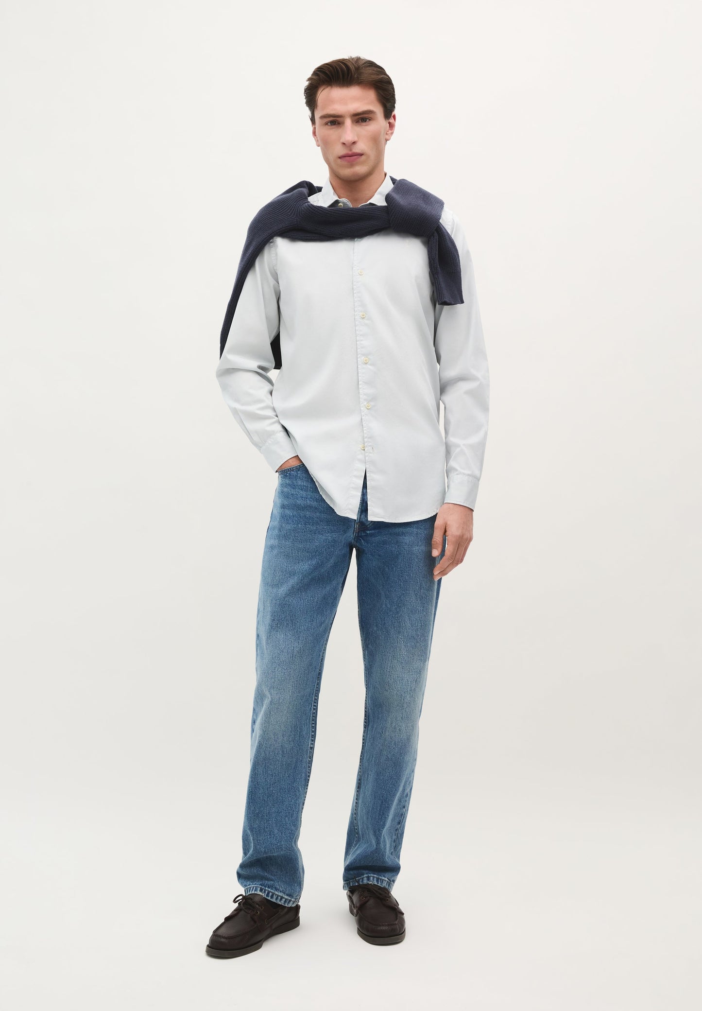 CAMISA COM LOGÓTIPO BORDADO NO TOM