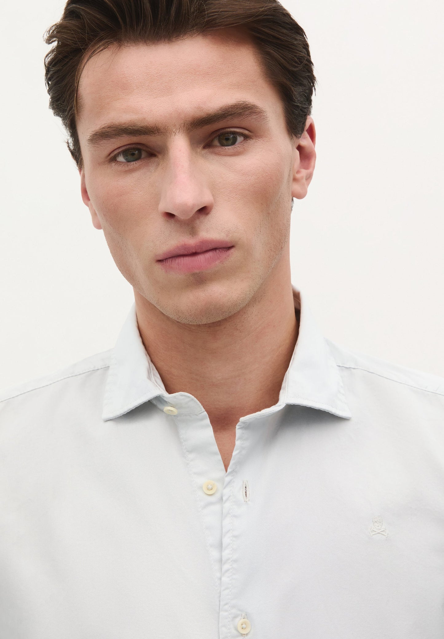 CAMISA COM LOGÓTIPO BORDADO NO TOM
