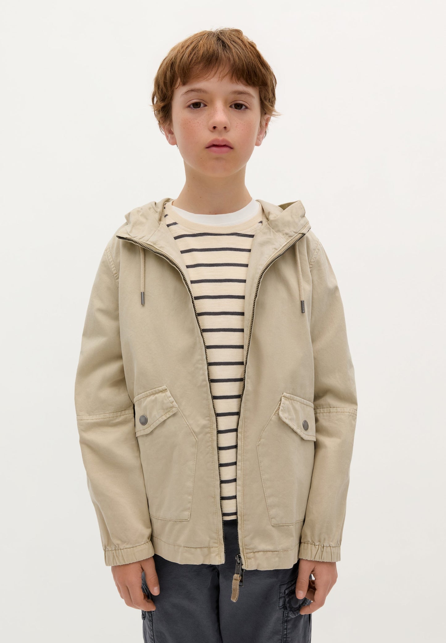 PARKA LEVE COM CAPUZ